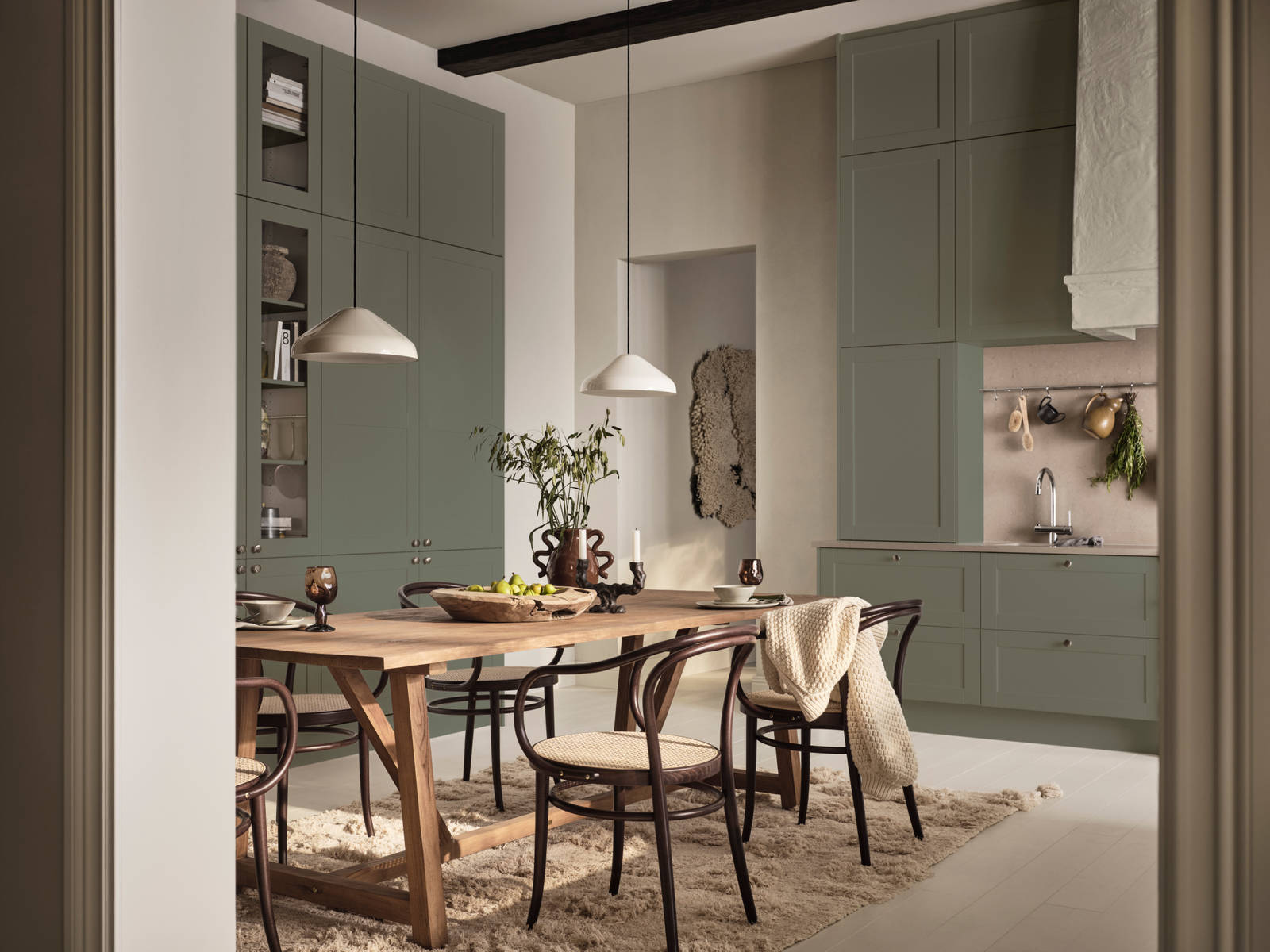 Marbodal Form Tall- ett modernt lantkök med tidlösa ramluckor i grön köksfärg