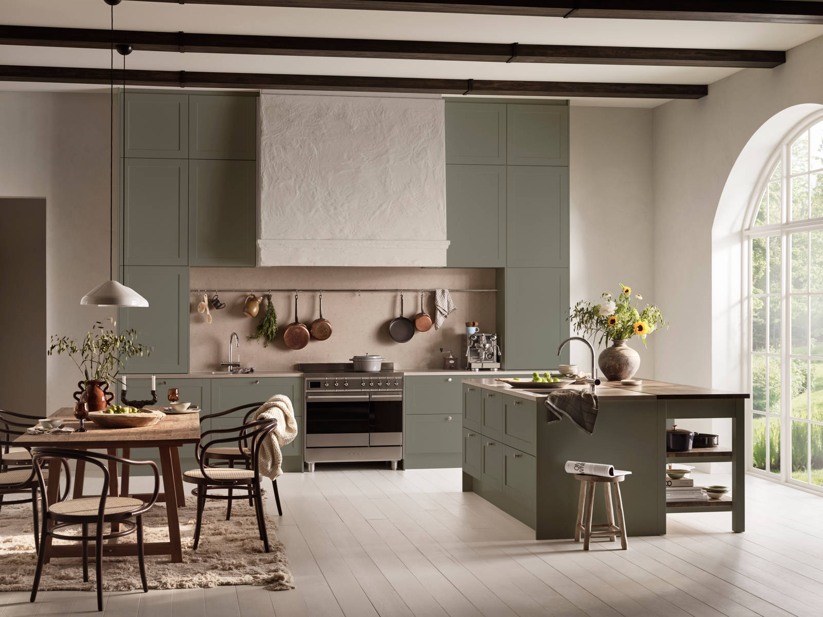 Marbodal Form Tall- ett modernt lantligt kök med köksö stänkskydd samt bänkskiva i kvartskomposit och massiv träskiva