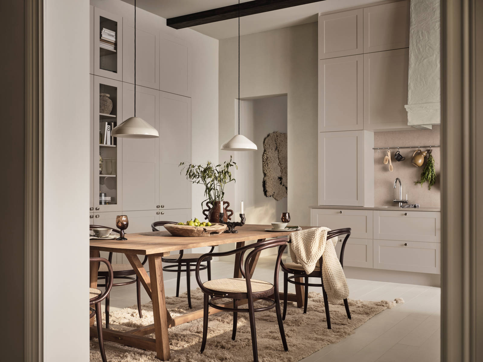 Marbodal Form Sand - ett modernt lantkök med tidlösa ramluckor i beige köksfärg