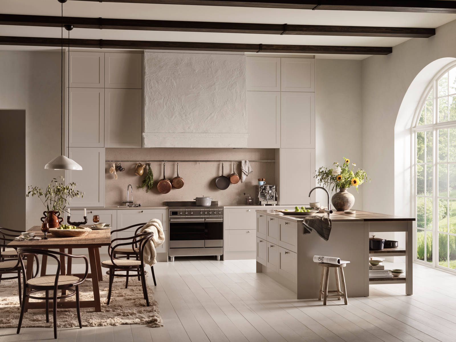 Marbodal Form Sand - ett modernt lantligt kök med köksö stänkskydd samt bänkskiva i kvartskomposit och massiv träskiva