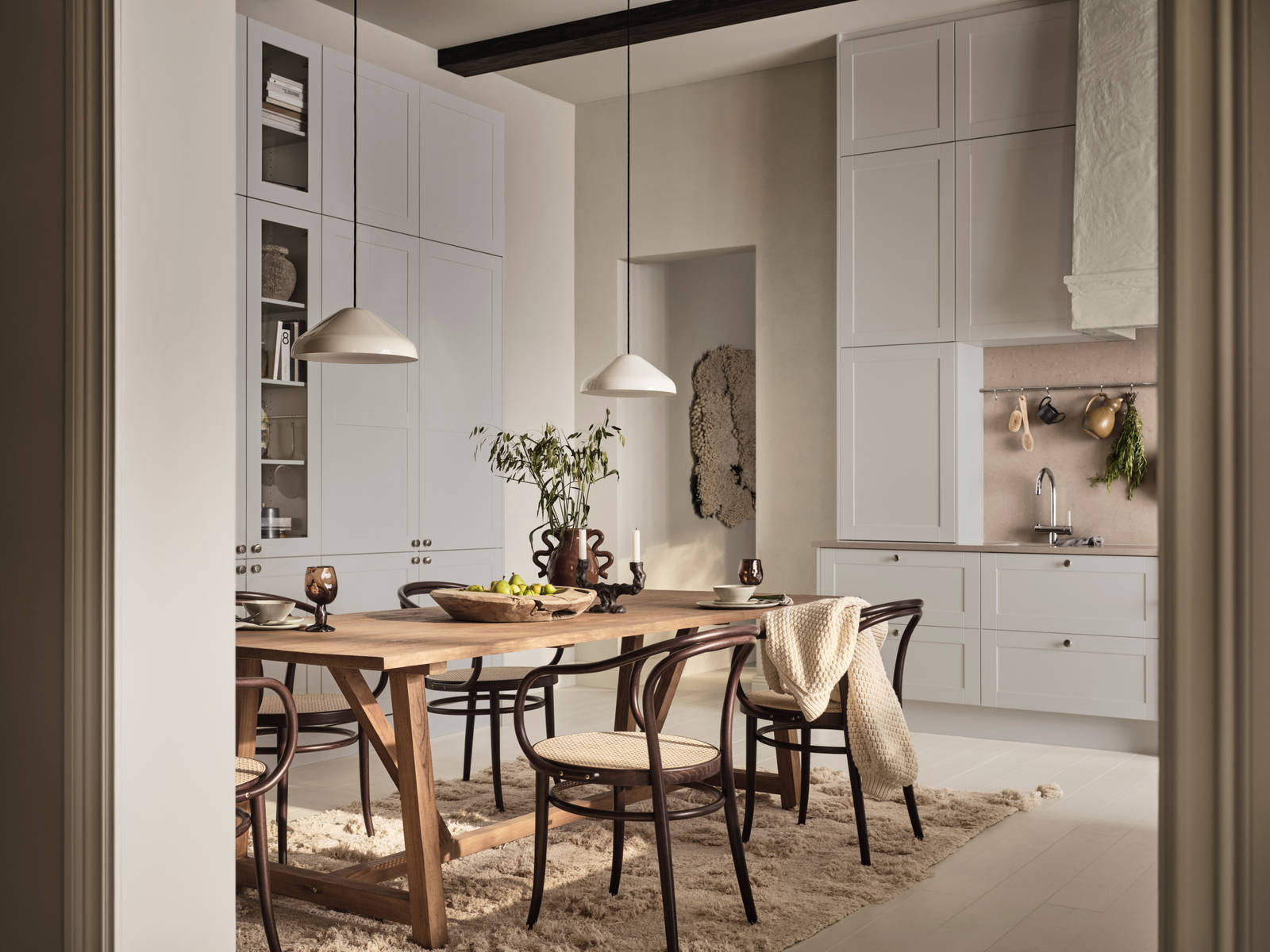 Marbodal Form Moln– ett modernt lantkök med tidlösa ramluckor i ljusgrå köksfärg