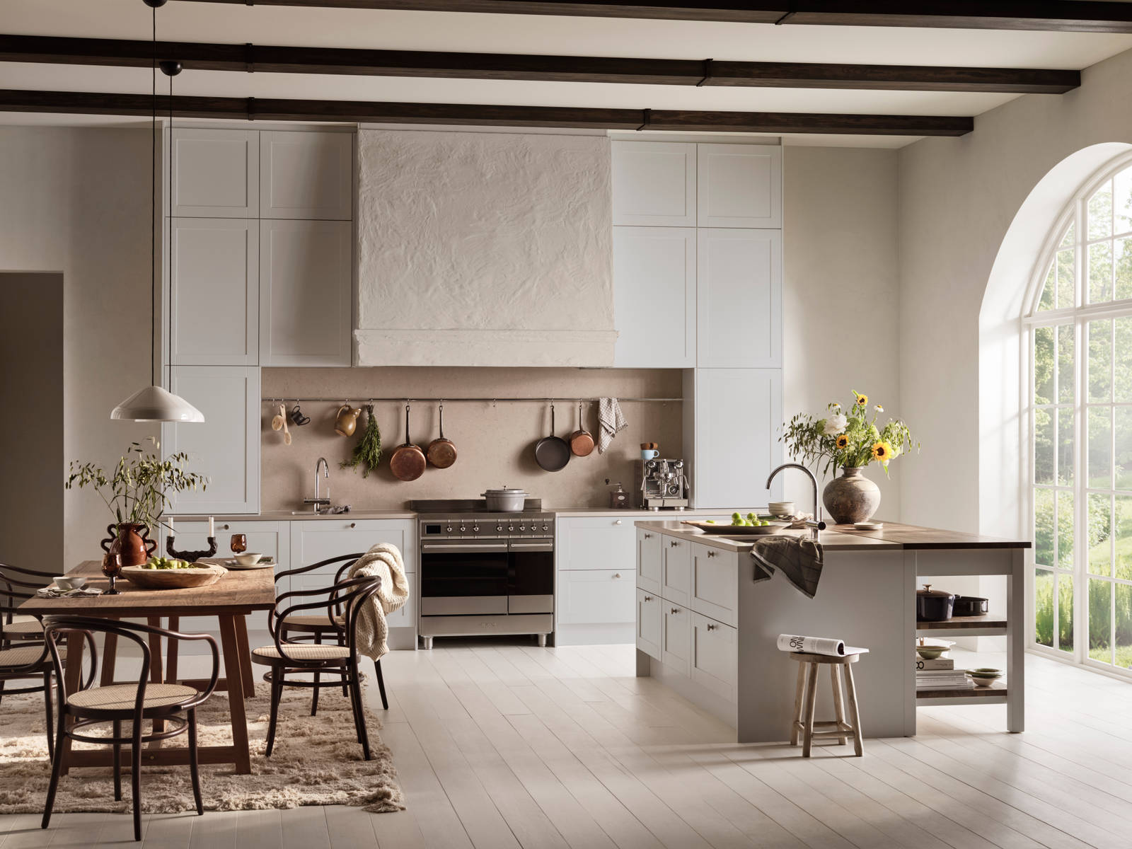 Marbodal Form Moln- ett modernt lantligt kök med köksö stänkskydd samt bänkskiva i kvartskomposit och massiv träskiva