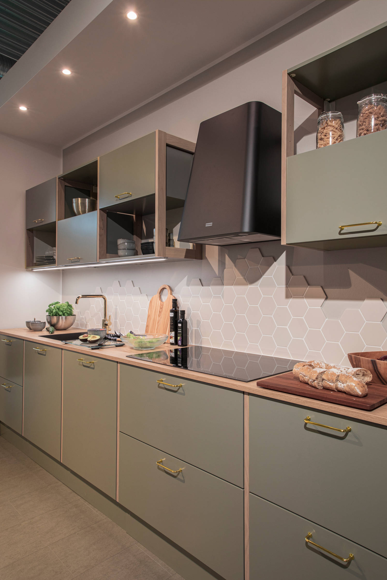 ovi Milka 96Q maalattu
vedin BD12
taso laminaatti 20 mm A629 F629 
allas integroitu tasoon Franke
tuuletin Franke
koneet muut Electrolux
hana Damixa