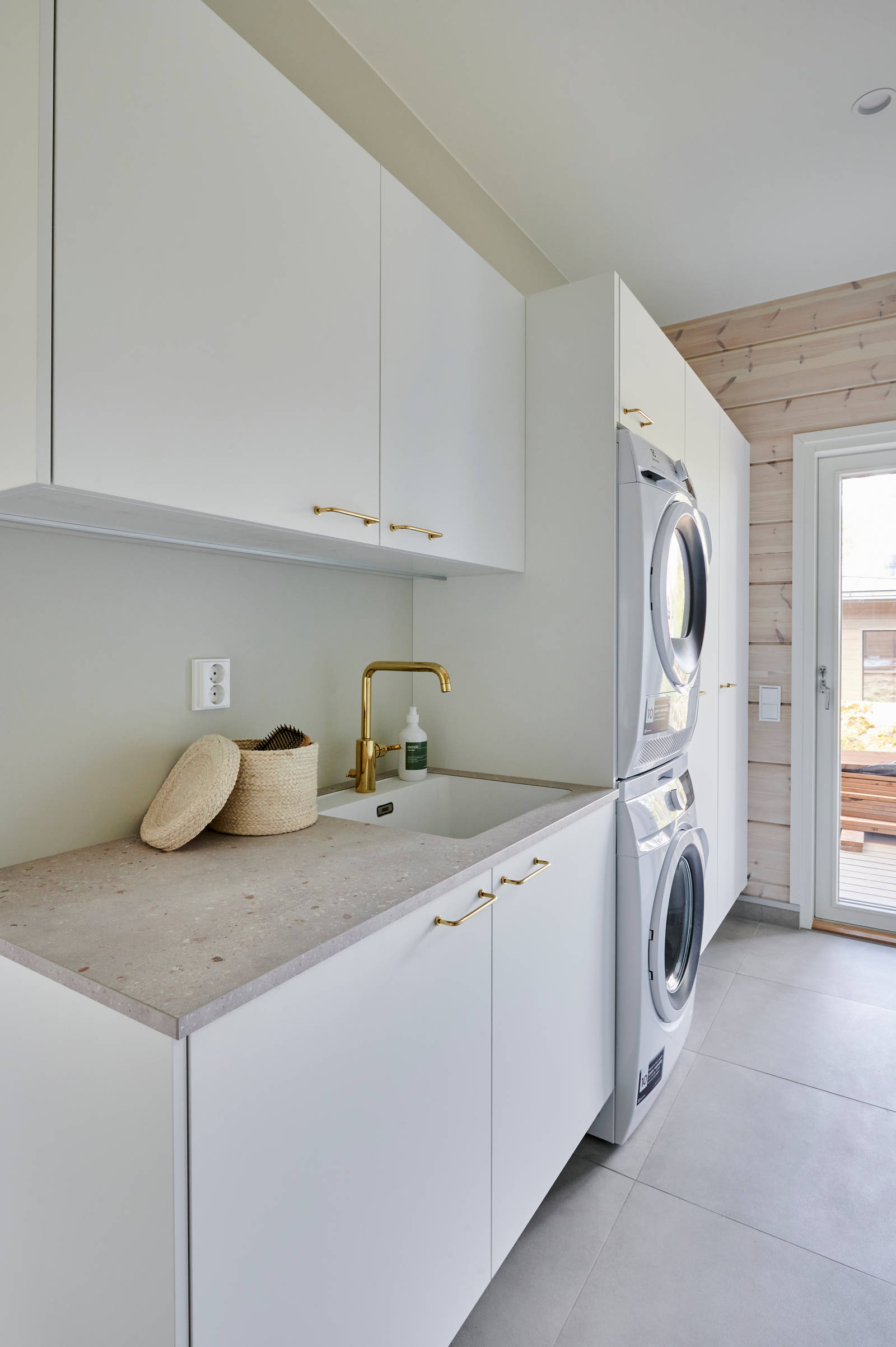 OVI Thea 439 valkoinen supermattalaminaatti
TASO A631/F631 20 mm abs-reunainen taso, väri vaalea trerazzo