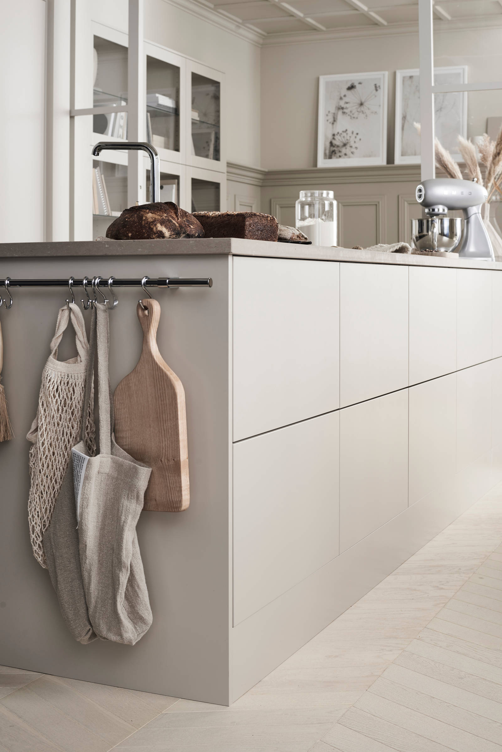 Beige køkken Athena Sand fra INVITA med push to open låger, køkkenø med vask og vandhane i rustfritt stål