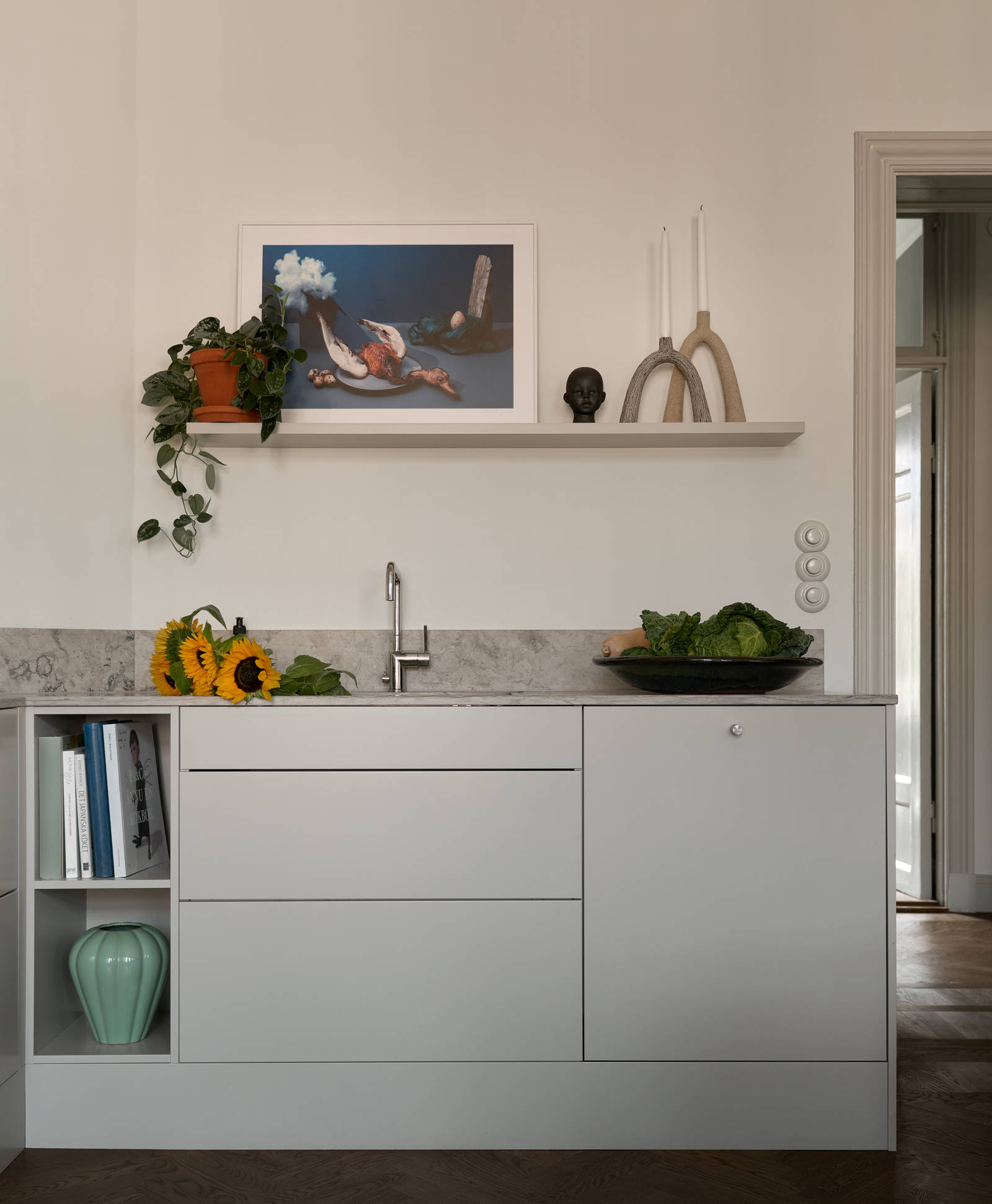 Beige køkken Athena Sand fra INVITA uden greb med marmorbordplade