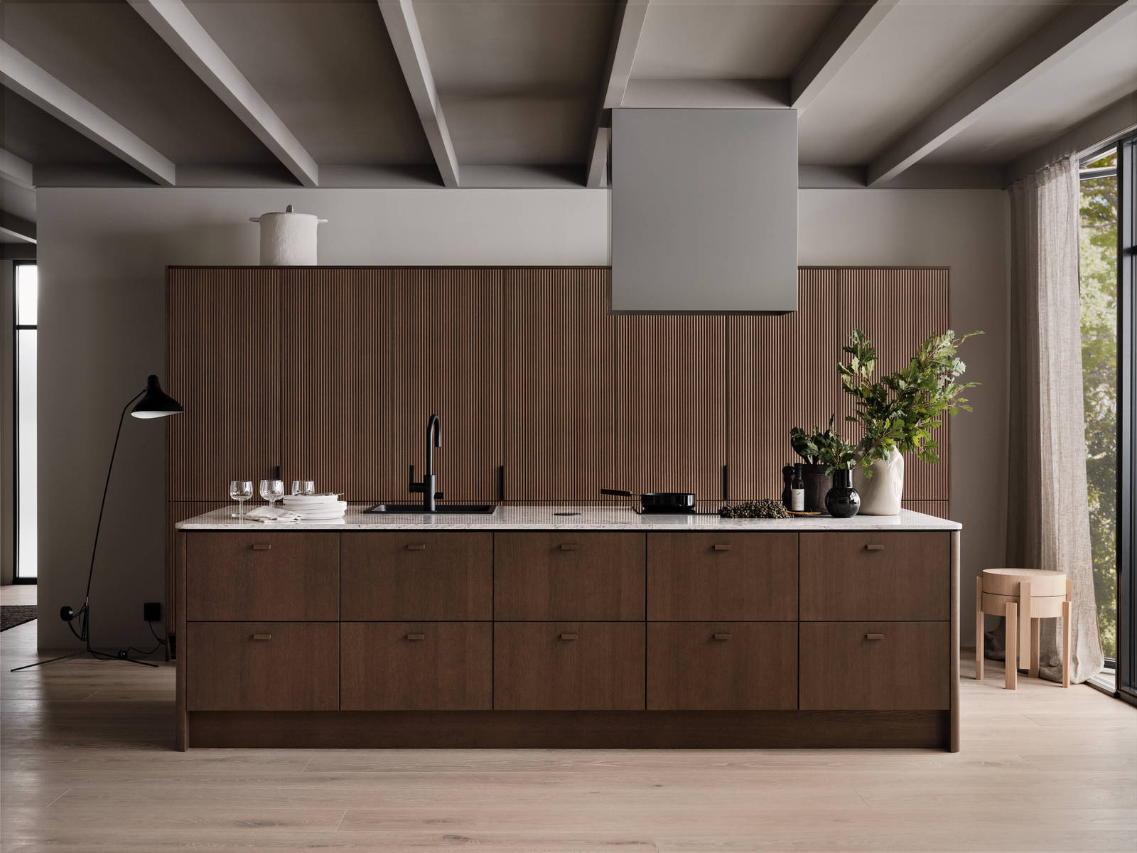 Køkken Forever Oak fra INVITA, mørk eg køkkenskabe med massiv tre mørk eg håndtag, komposit bordplade, sort armatur og højskabe mørk rifled eg