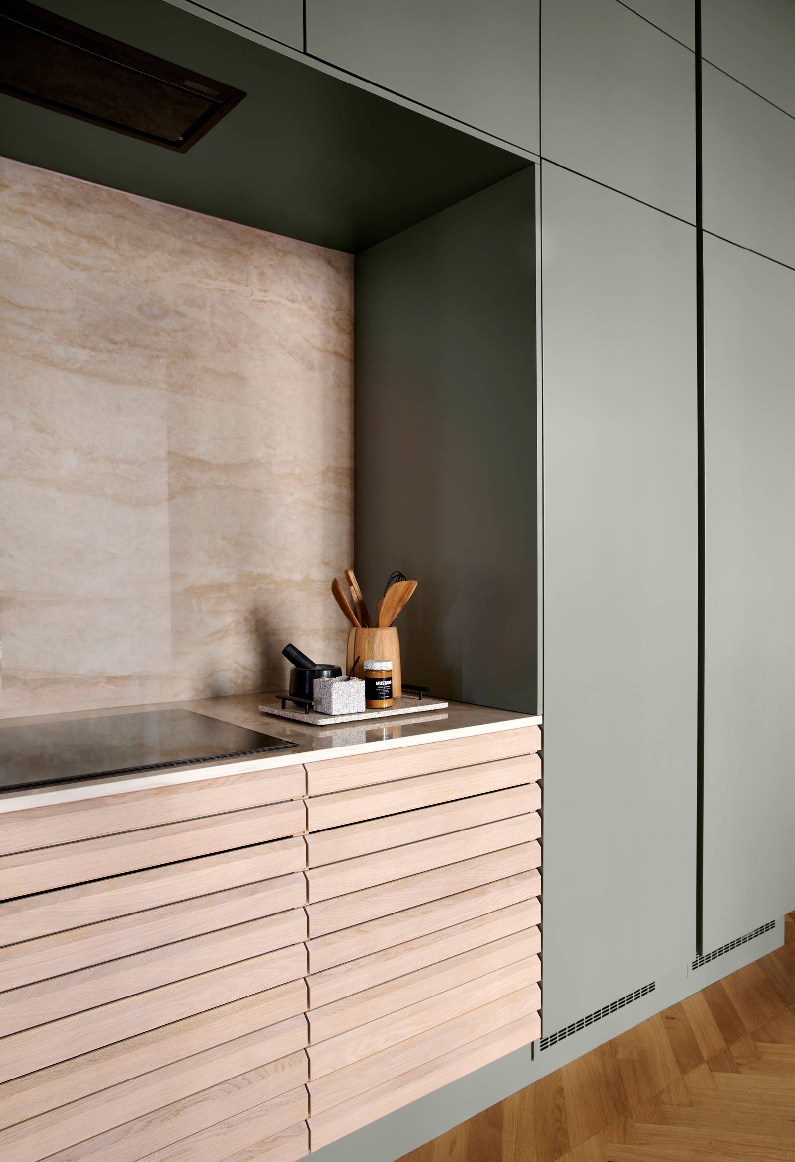 grebsfrie grønne køkkenet Highline Salvie med indfræsede greb i lågerne fra INVITA kombineret med med af egetræskøkken Ikon med håndsorterede lameller i massiv eg.