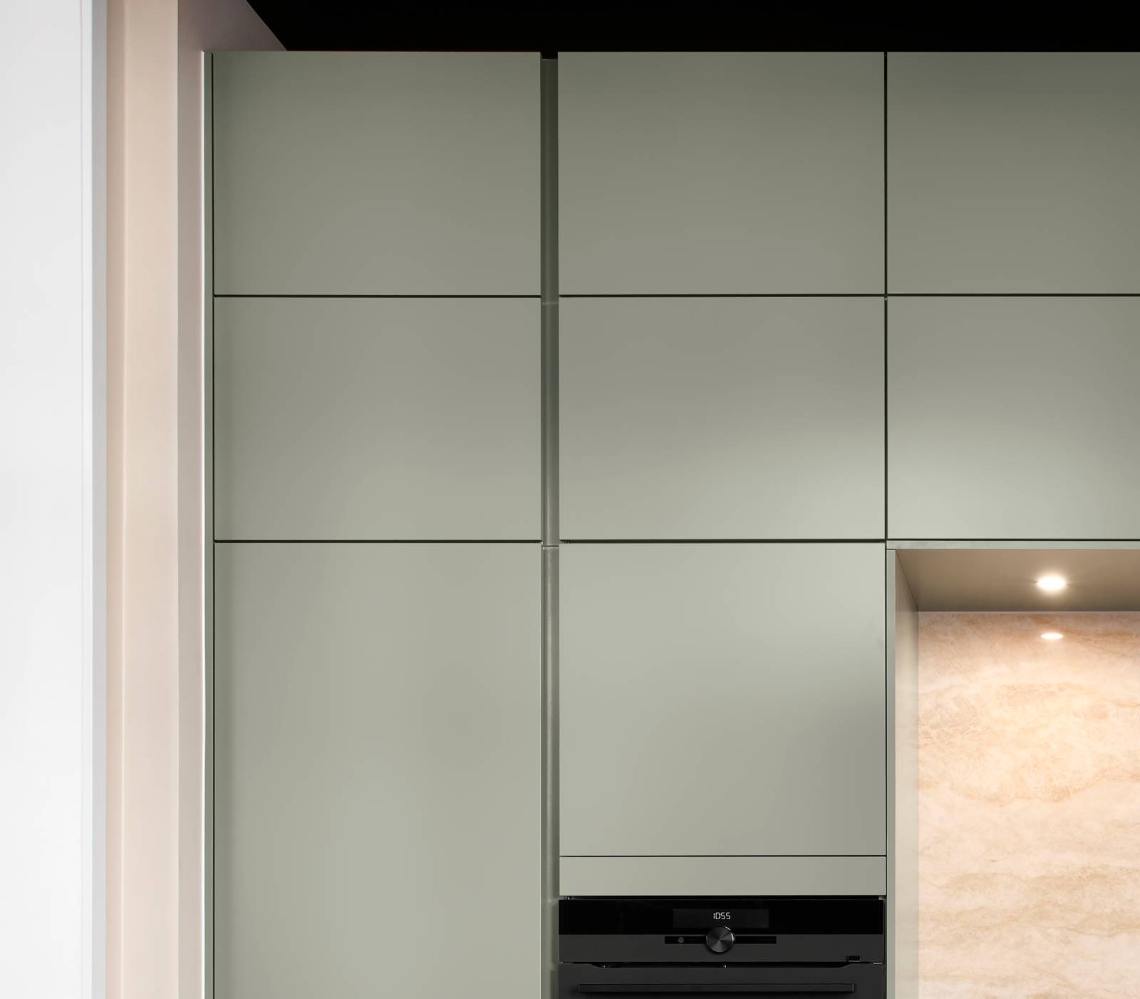 Nærbillede af højskabe i grebsfrie grønne køkkenet Highline Salvie med indfræsede greb i lågerne fra INVITA