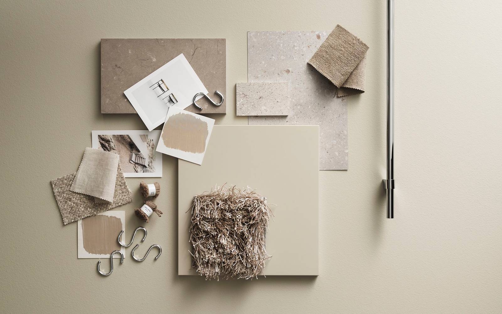 Naturlige, neutrale materialer og farveprøver til indretningsinspiration i beige nuancer.