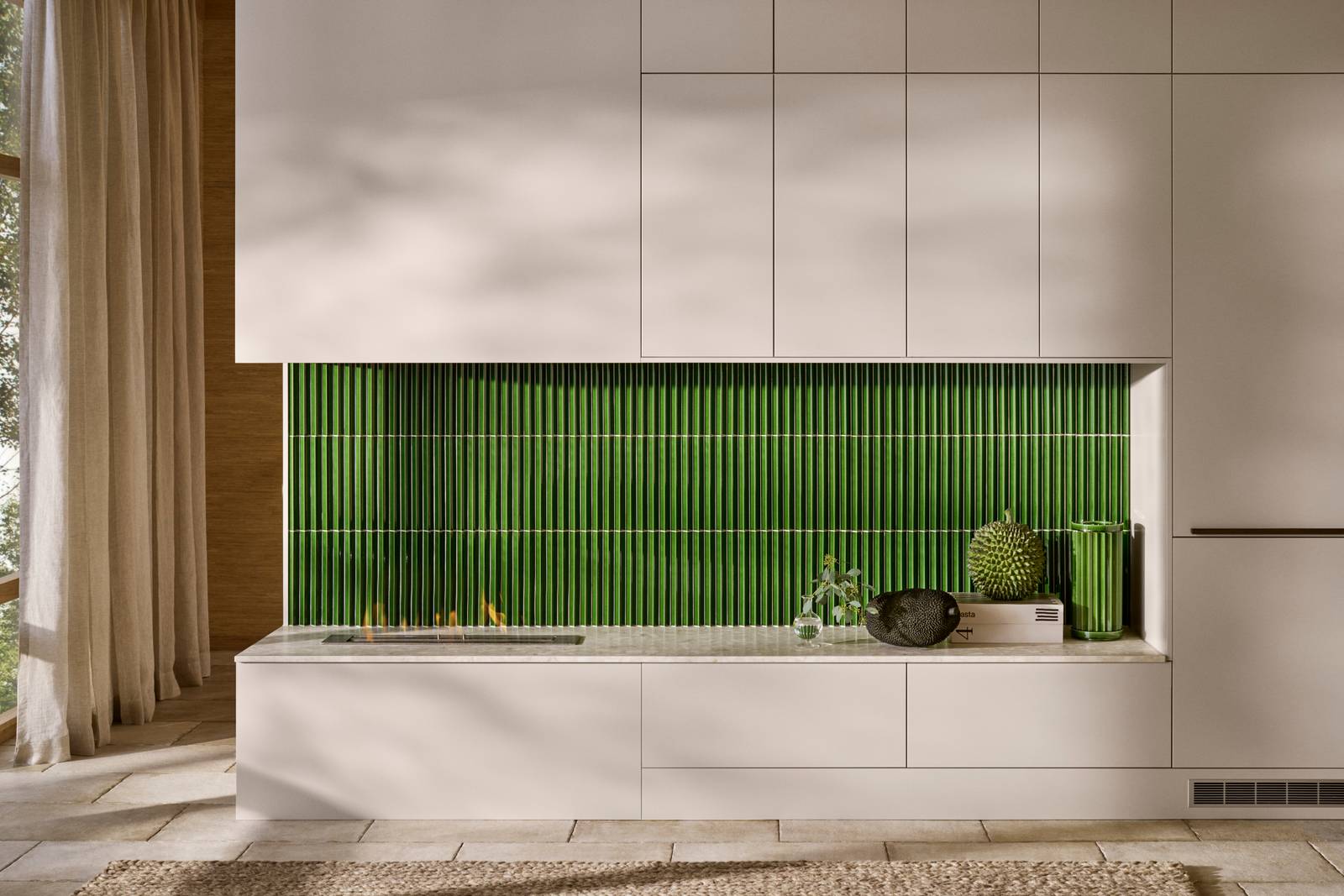 Benk og toppskabe Athena Sand med  grønne fliser bak