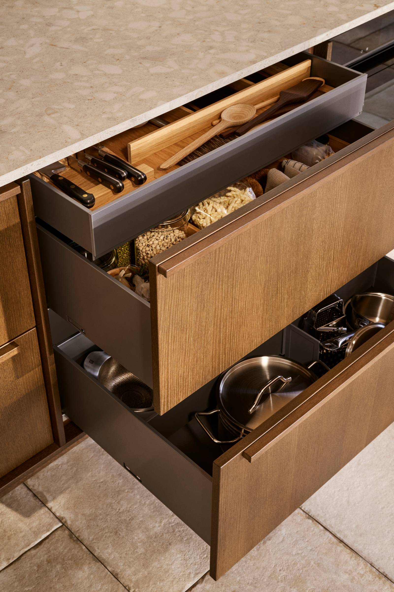 Åben mørk eg køkkenskuffe Forever oak med massiv tre håndtag og eg bestik indsats