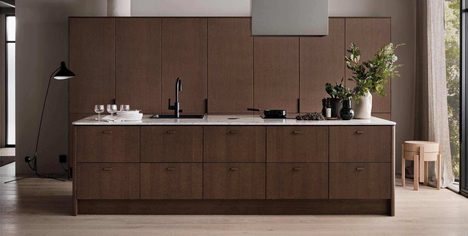 Køkken Forever Oak fra INVITA, mørk eg køkkenskabe med massiv tre mørk eg håndtag, komposit bordplade, sort armatur og højskabe mørk rifled eg