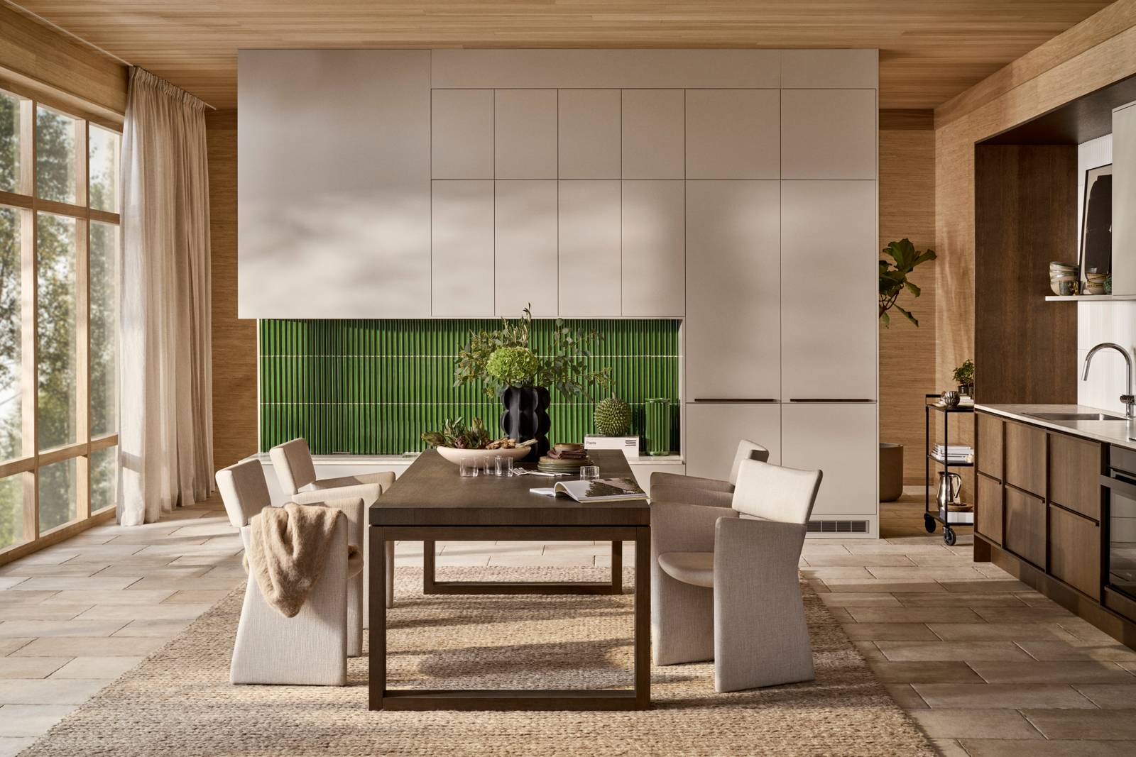 Mørk eg køkkenbænk Forever Oak fra INVITA kombineret med overskaber og højskaber Athena Sand, fliser, bordplade og massiv ek håndtag, ovn og dampovn fra Siemens