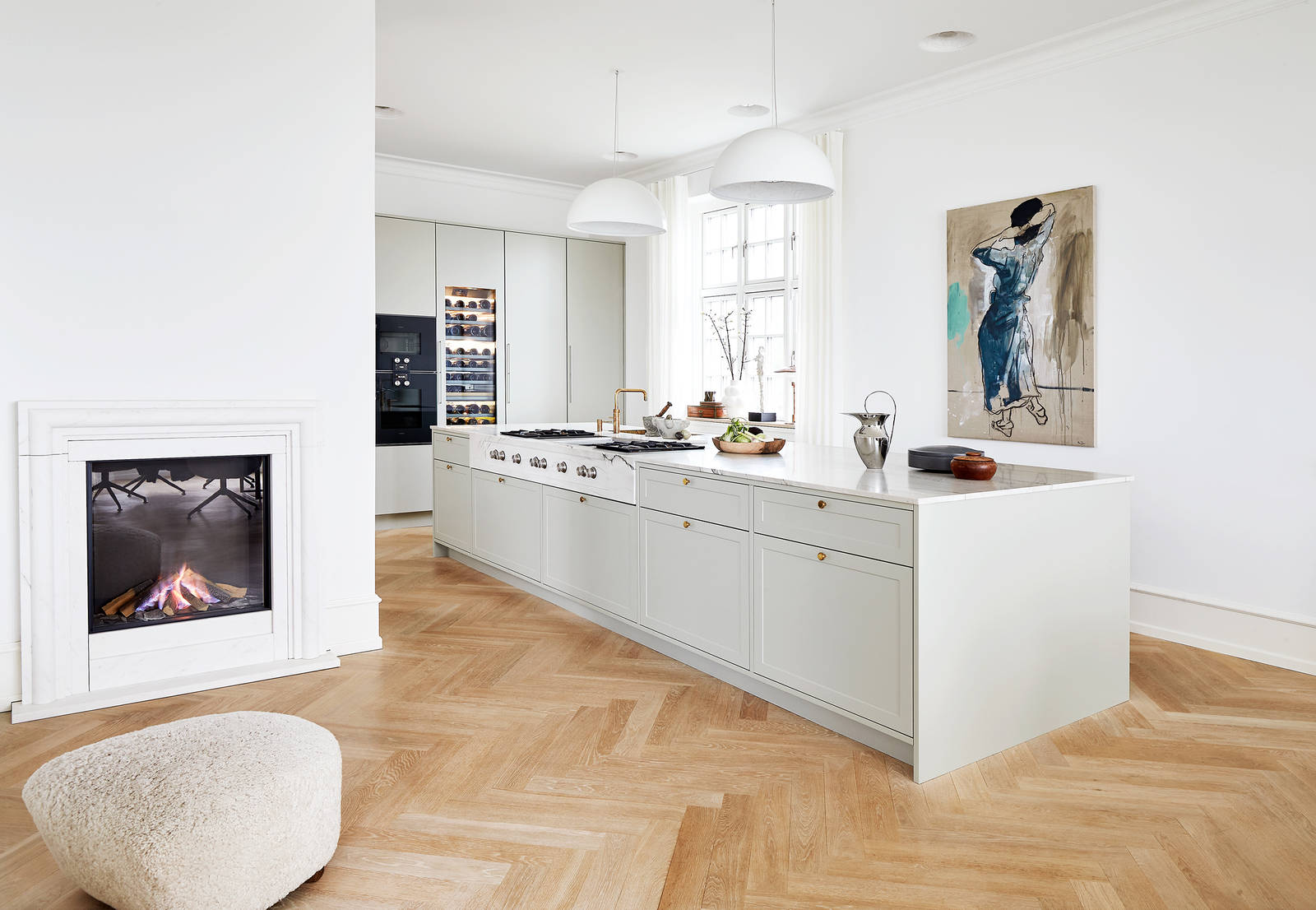 Kompromisløst snedkerhåndværk i et klassisk, nordisk design, der matcher palævillaens originale arkitektur fra starten af 1900-tallet.