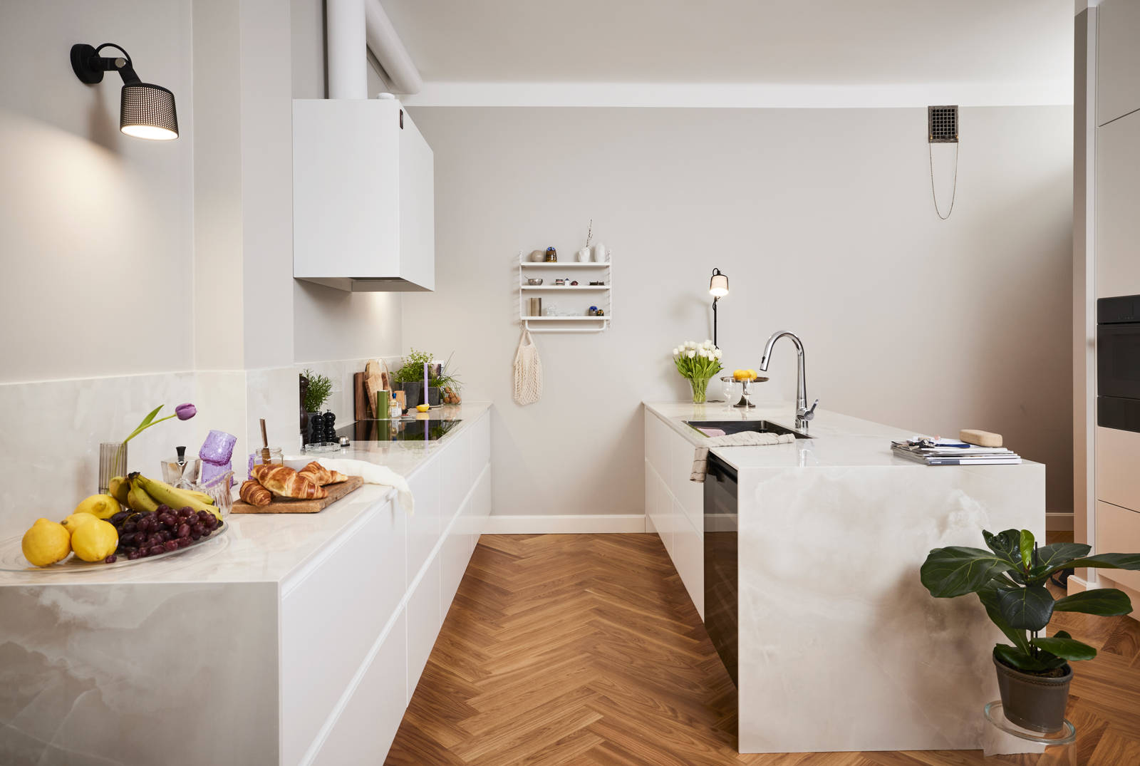 Ovet 279,969 ja saarekkeen takana 965. taso Dekton Helena, allas MX-70, hana Oras 3031F, koneet Miele