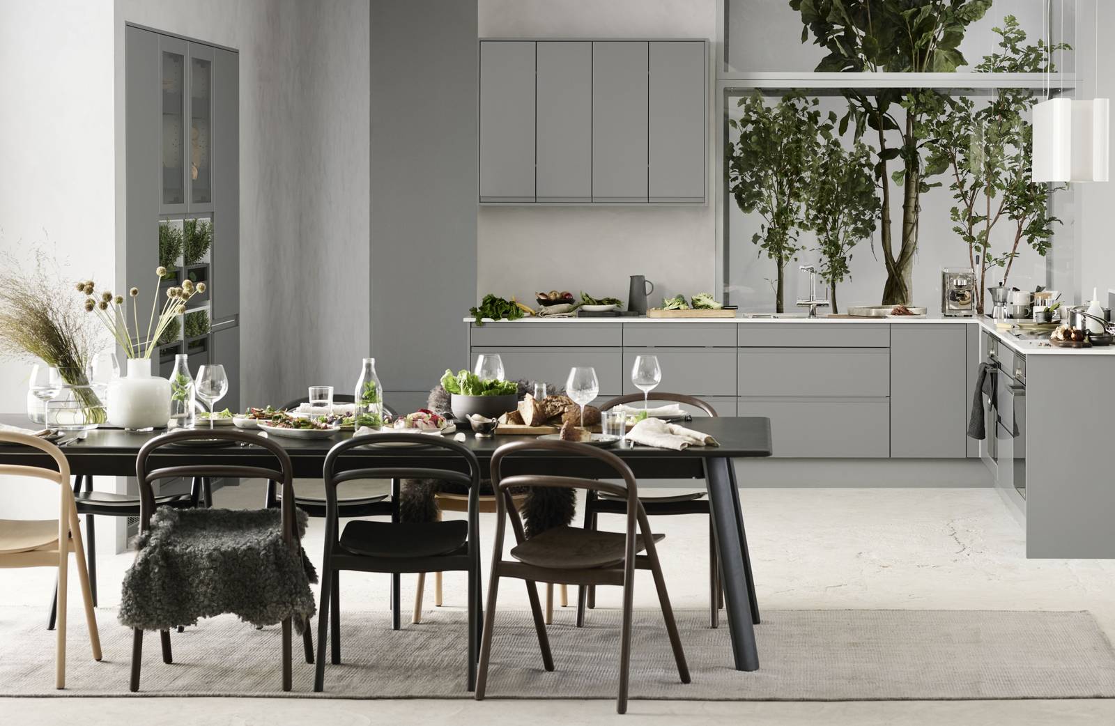 Herlig trendkjøkken med slette fronter og innfreste grep, som markerer modellens linjerene design.