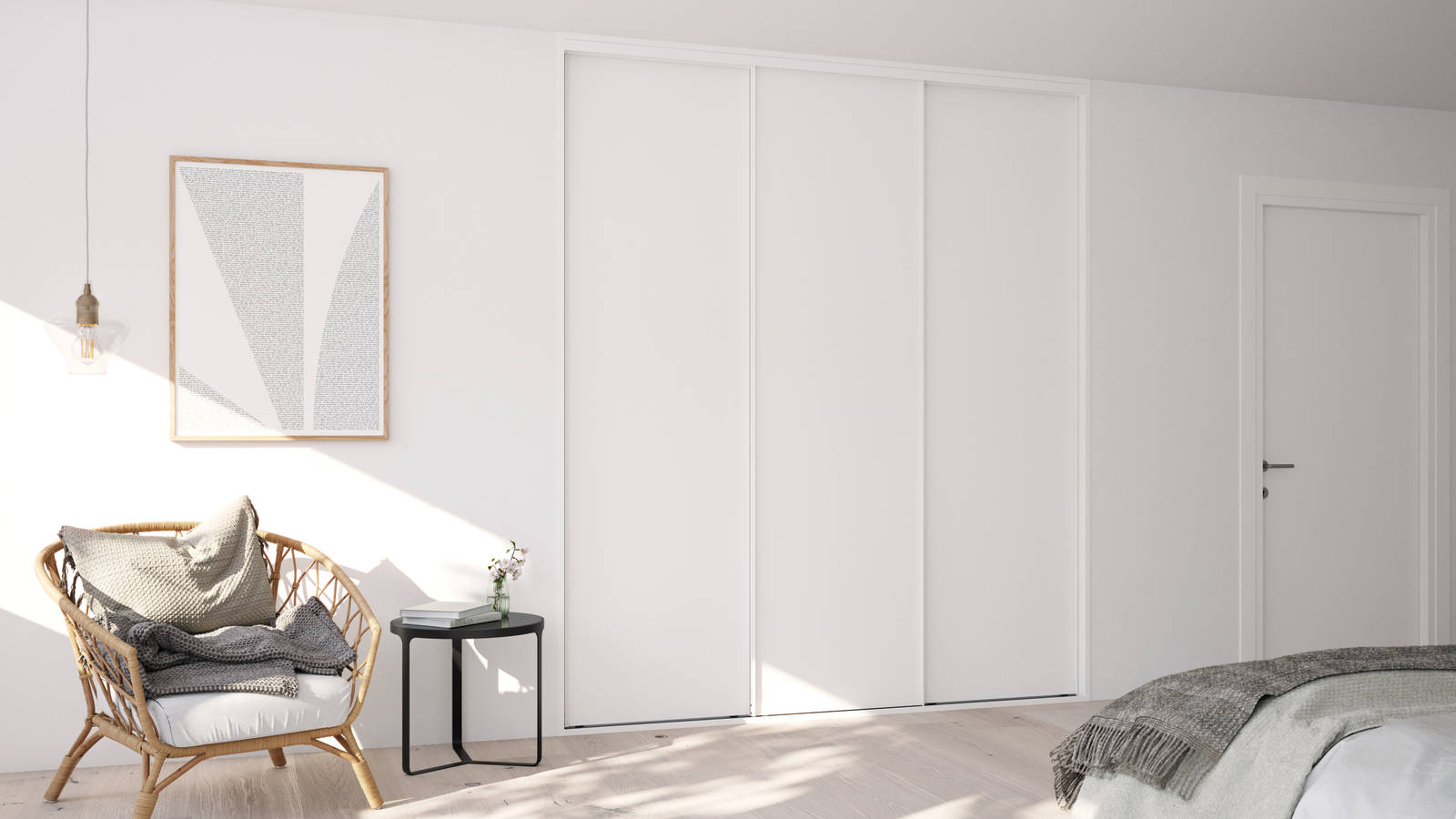 Garderobe i soveværelse med hvid skydedøre