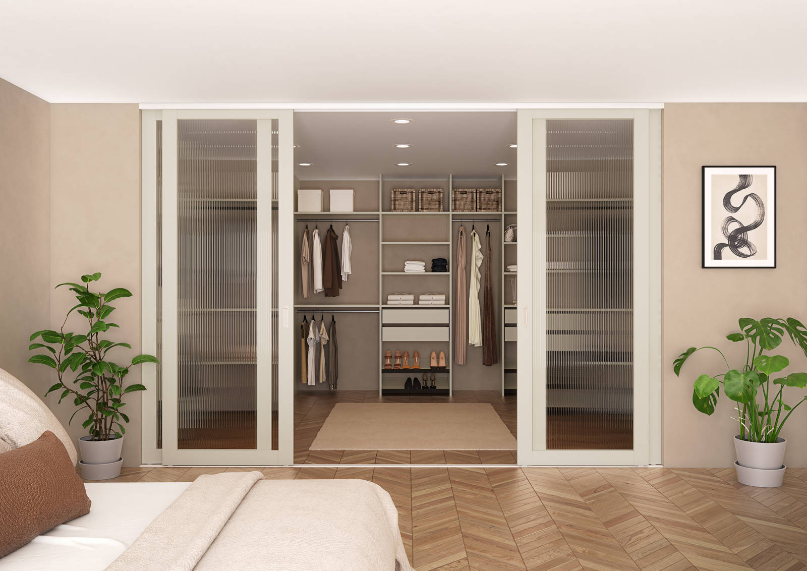 Walk-in garderobe med hvid interiør bag glasskydedøre med hvid ramme