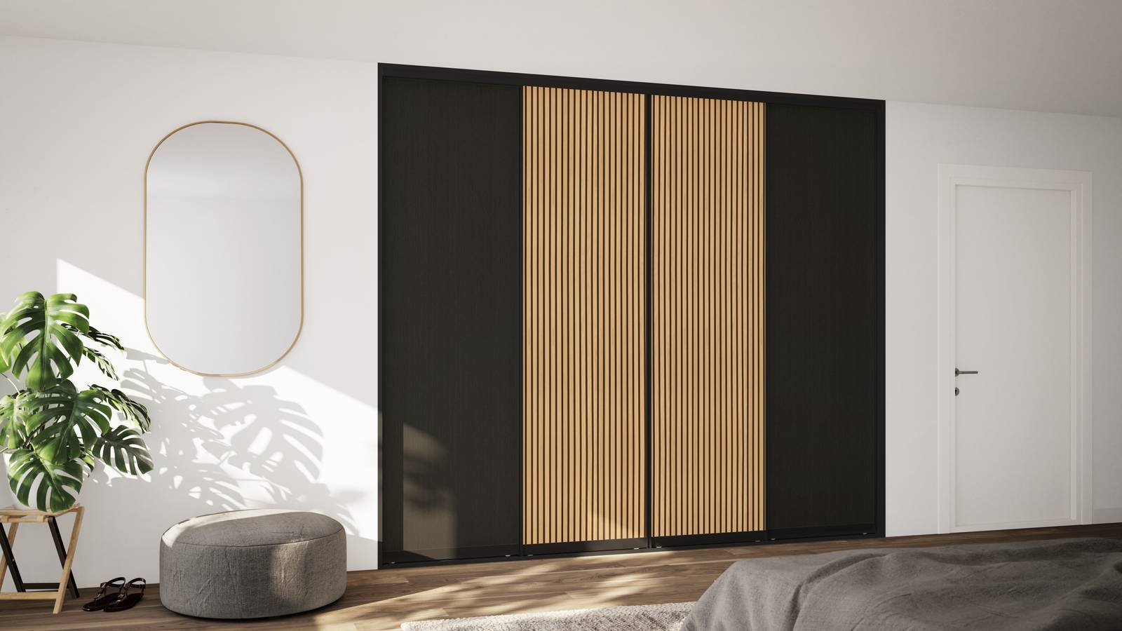 Garderobe i soveværelse med skydedøre i sorte og lyse trælameller
