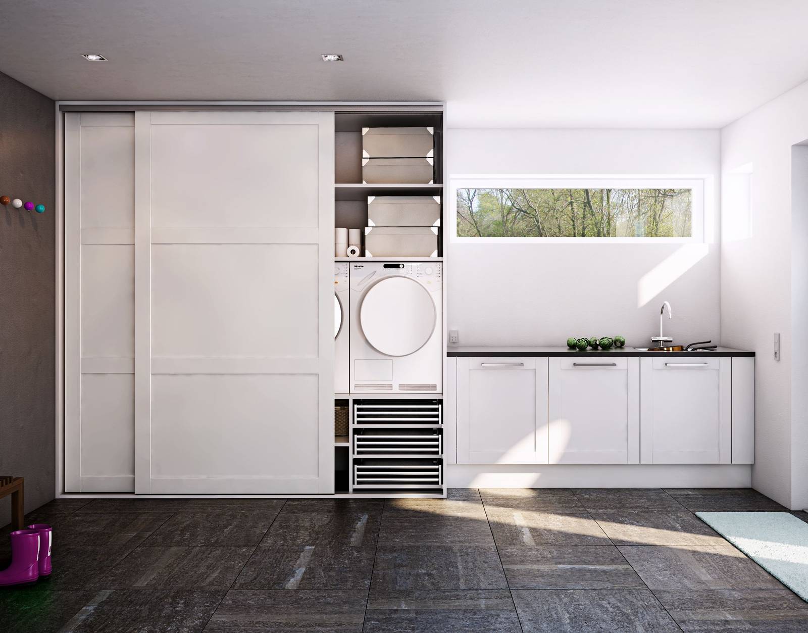 Vaskerum med bænk og højskab, indbygget vaskemaskine og tørretumbler på hylder bag hvide skydelåger