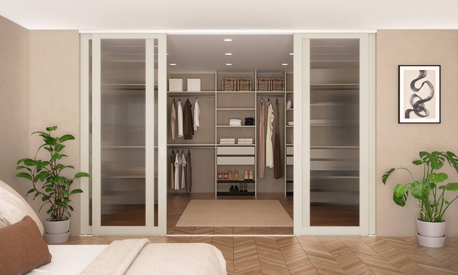 Walk-in garderobe med hvid interiør bag glasskydedøre med hvid ramme