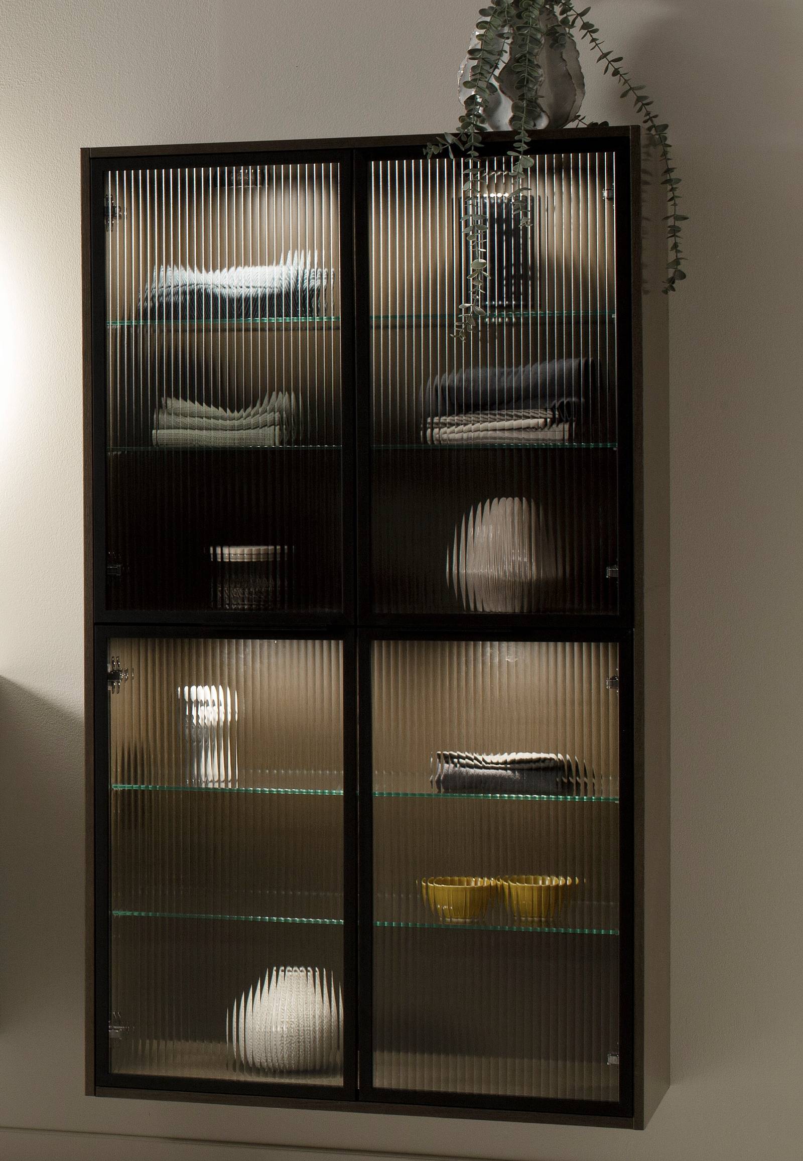 Badeværelsesmøbel Forever Oak vitrineskab med riflede glas og en tynd, sort aluminiumsramme