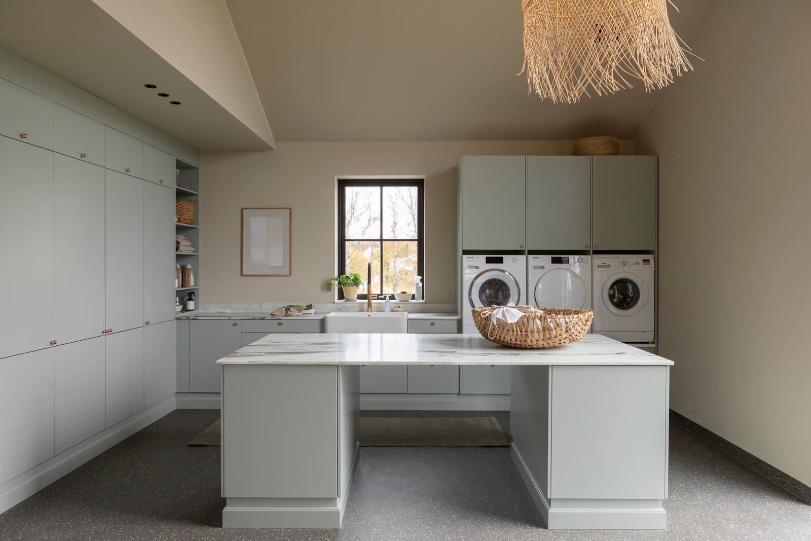 På 38 kvm har Kristin og Borgar Lindhjem laget et vaskerom utenom det vanlige med marmor og spreke fargevalg.