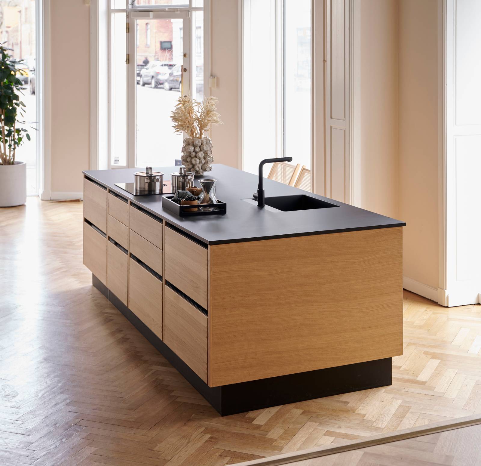 Køkkenøya Glød fra INVITA , skuffer i massivt egetræ med fingertappede samlinger og sort granit bordplade