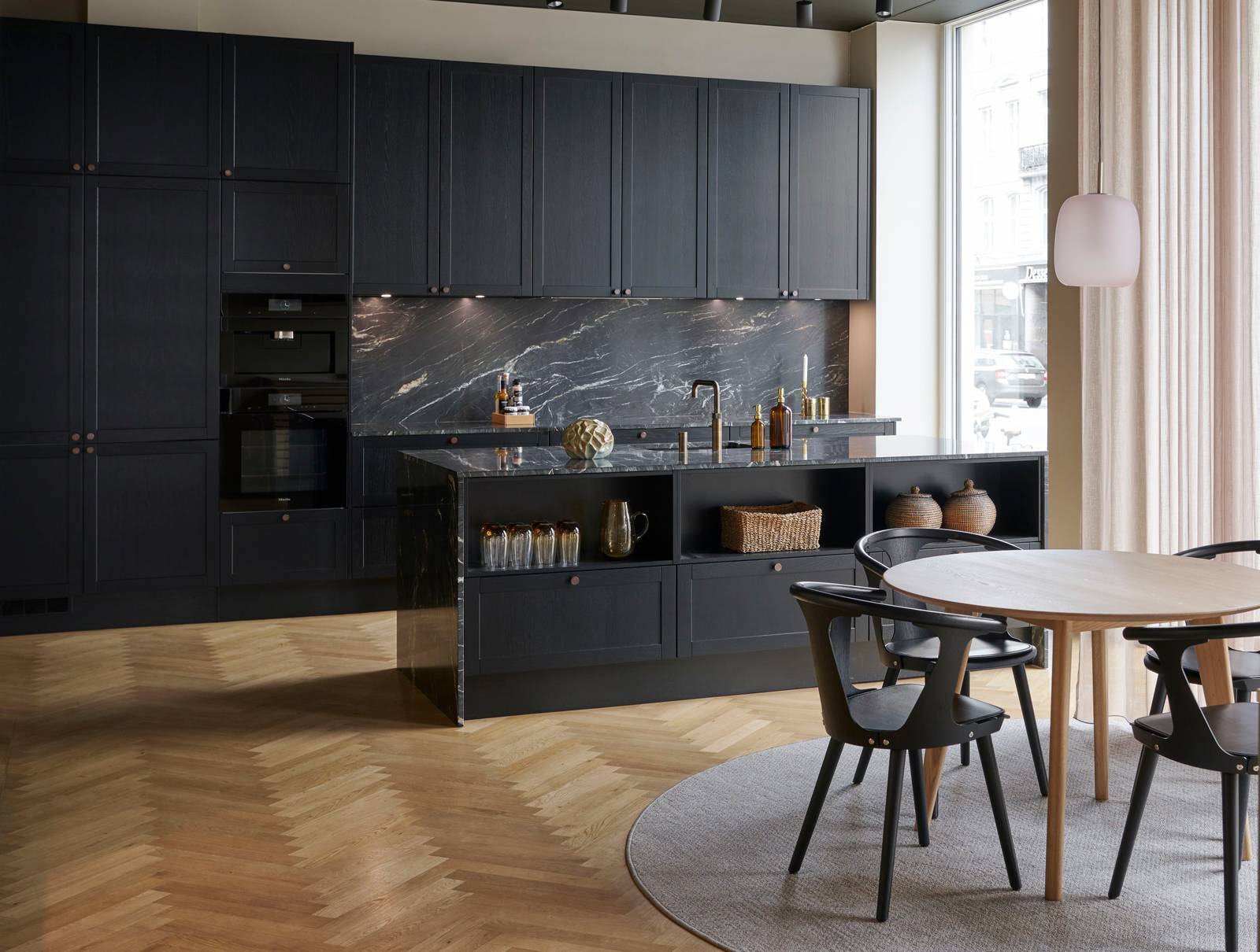 Træ spisebord og stole, finér sort eg køkken Square fra INVITA med marmor bordplade