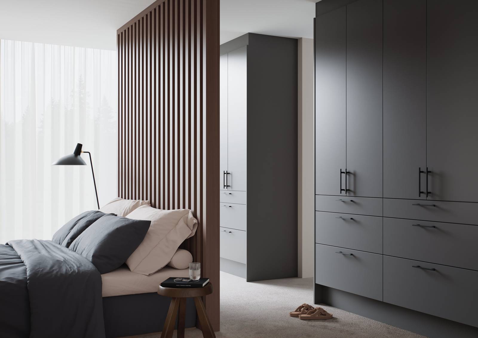 Svært prisgunstig mørkgrå garderobe med rengjørings-vennlige fronter, sort håndtak i soverom med tre panel og sengbord