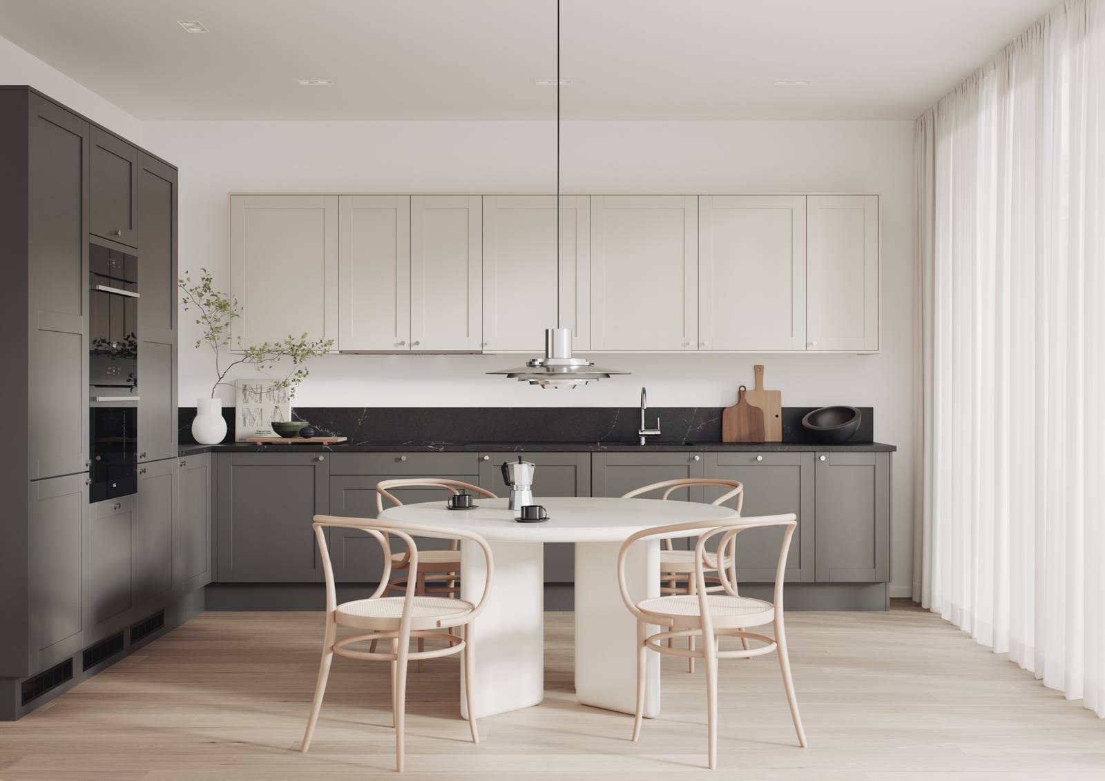 Mørk grå kjøkken i shakerstil, front med ramtre og slett fylling som passar både tradisjonell og moderne stil, med krom knotter, sort marmor benkeplate og hvite øverskap, lys tre bord og stoler.