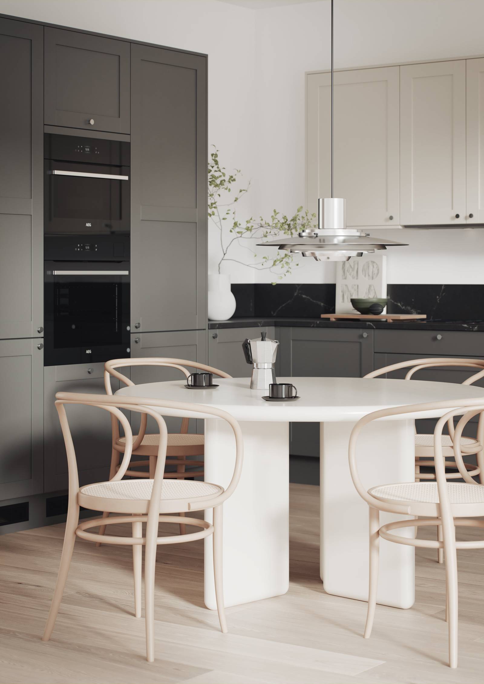 Mørk grå kjøkken i shakerstil, front med ramtre og slett fylling som passar både tradisjonell og moderne stil, med krom knotter, sort marmor benkeplate og hvite øverskap, lys tre bord og stoler.