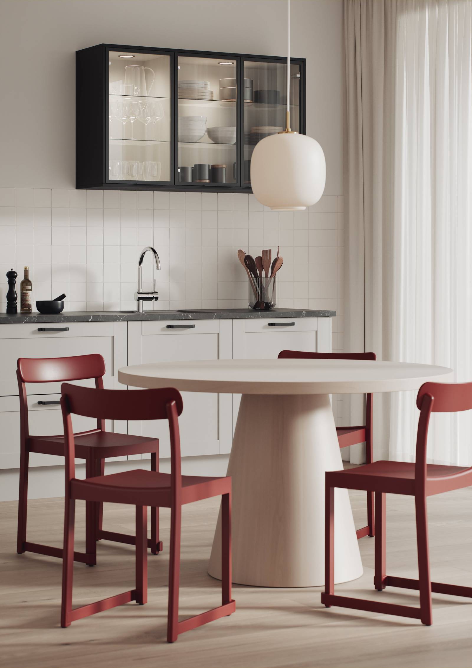 Hvit kjøkken med ramtrefronter, sort aluminiumvitrineskap och spisebord med rød stoler.