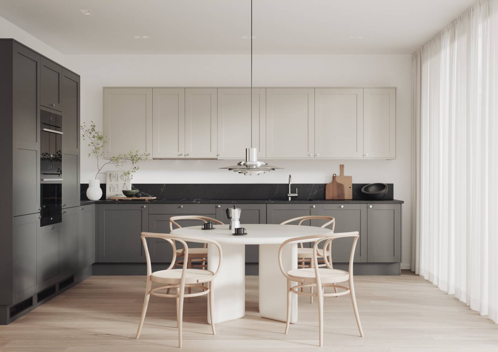 Lys grå kjøkken i shakerstil, front med ramtre og slett fylling som passar både tradisjonell og moderne stil, med krom knotter, sort marmor benkeplate og hvite øverskap, lys tre bord og stoler.