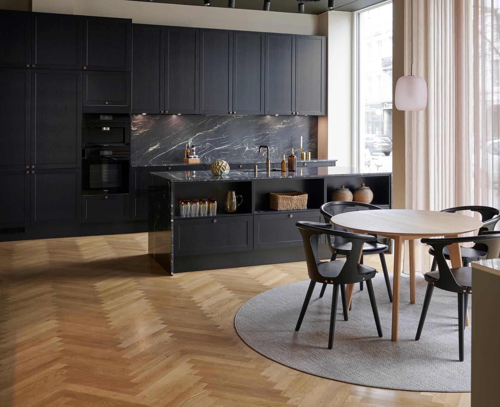 Træ spisebord og stole, finér sort eg køkken Square fra INVITA med marmor bordplade