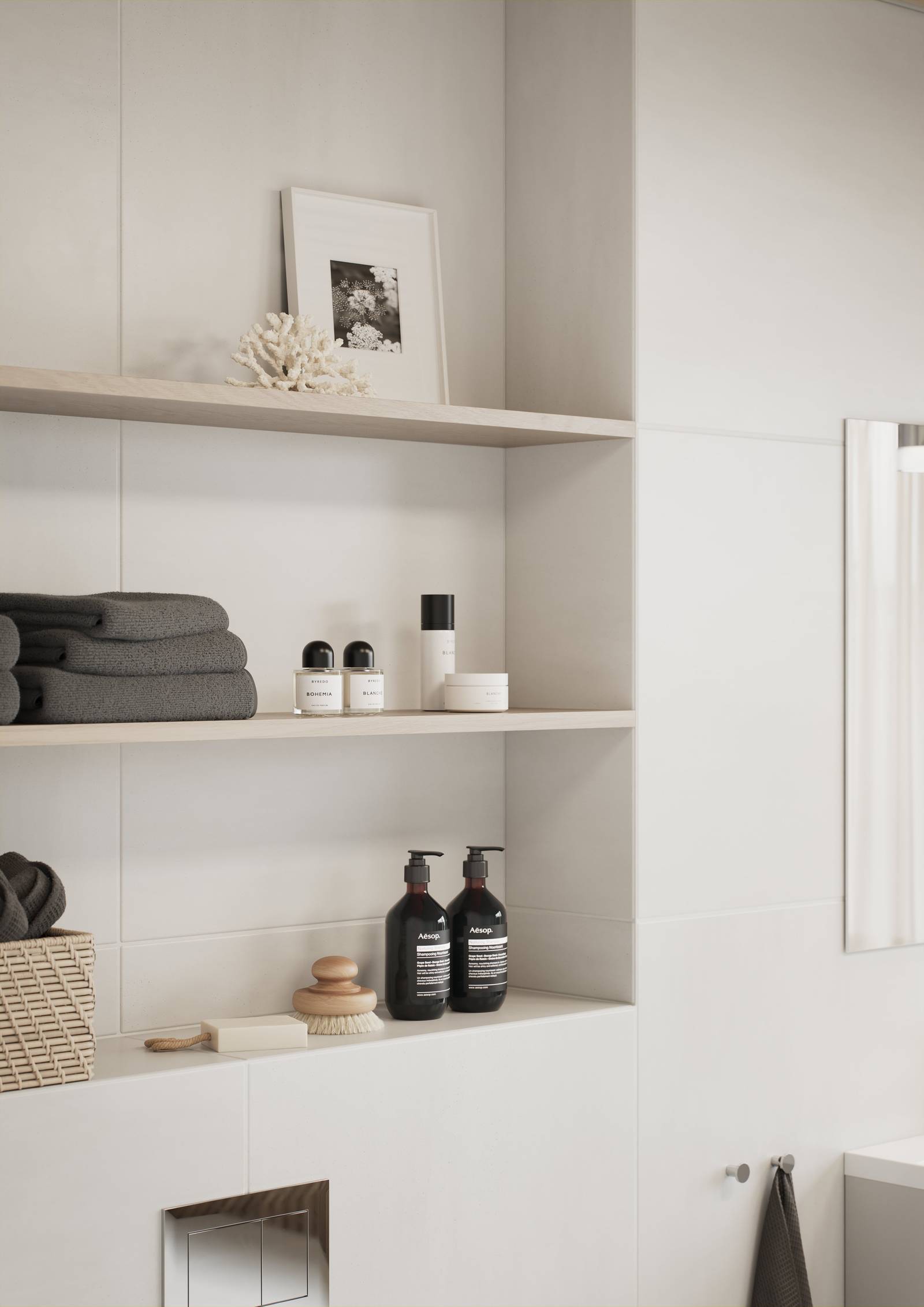 Åpne hyller på badet med håndklær, dekorasjoner og hudpleieprodukter