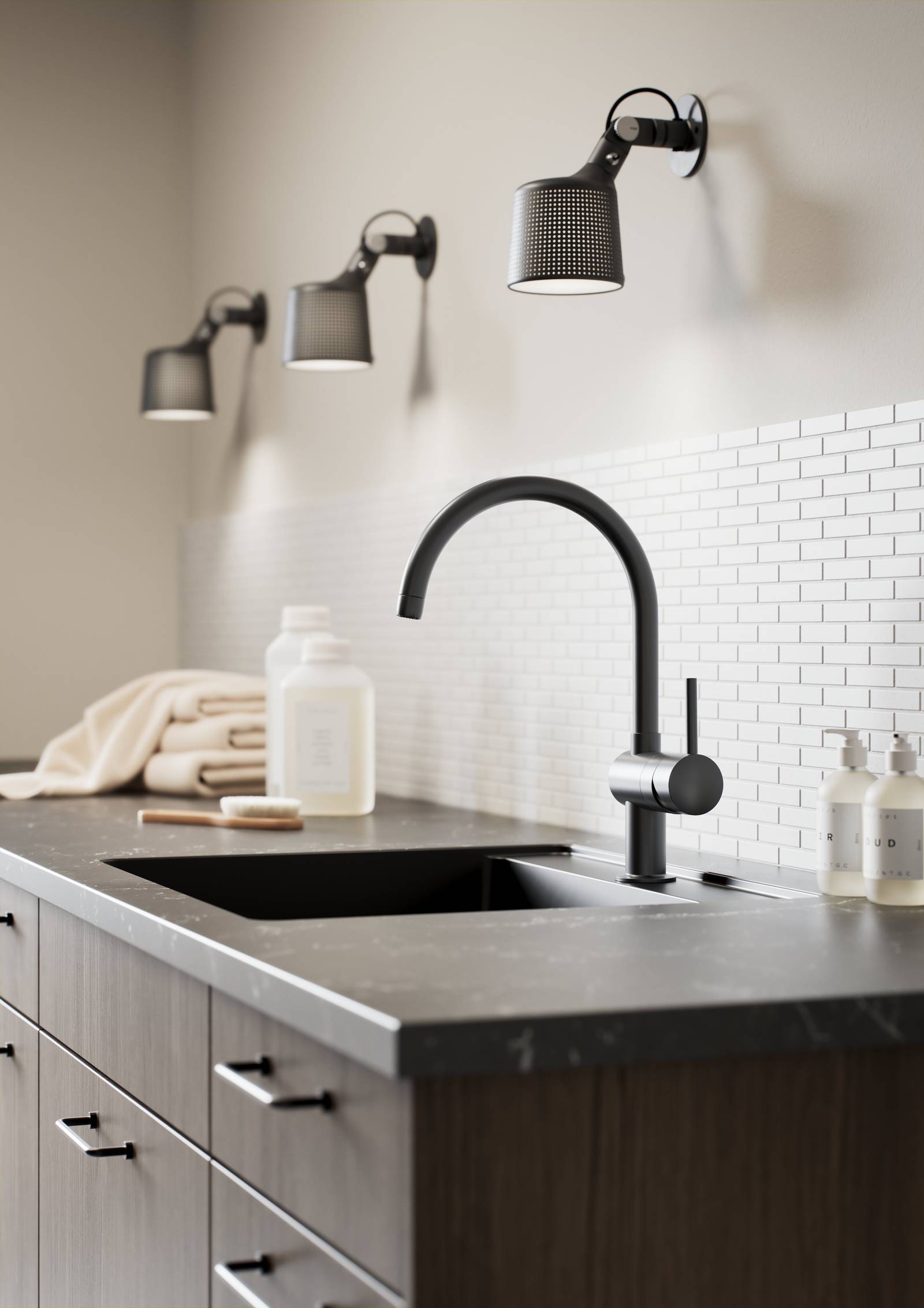 Nærbilde av baderomsskap i mørkt tre med sort vask og armatur.