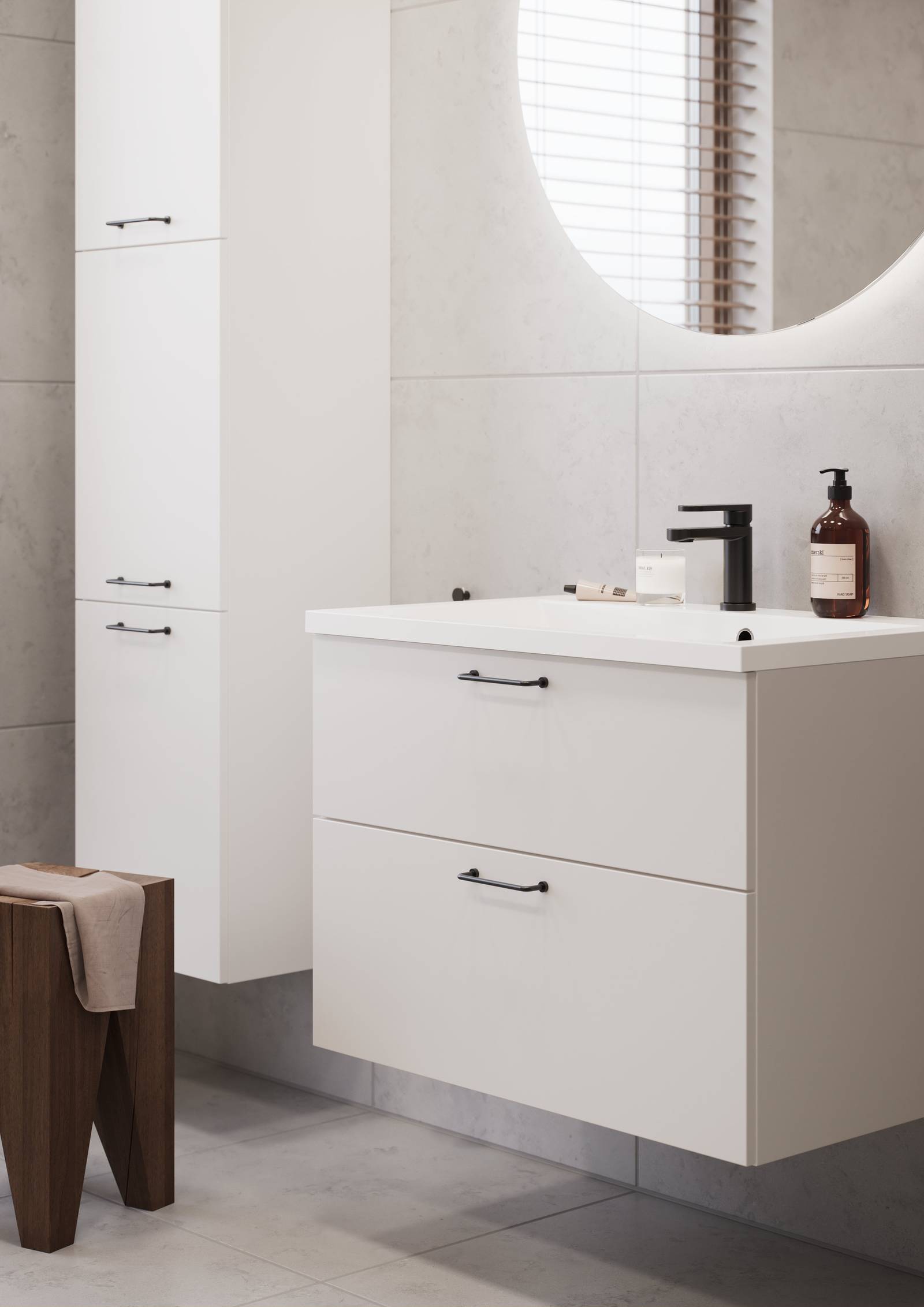 Baderomsskap med hvite fronter og rene klare former, kombineret med sorte håndtak, duscj och sort kran.