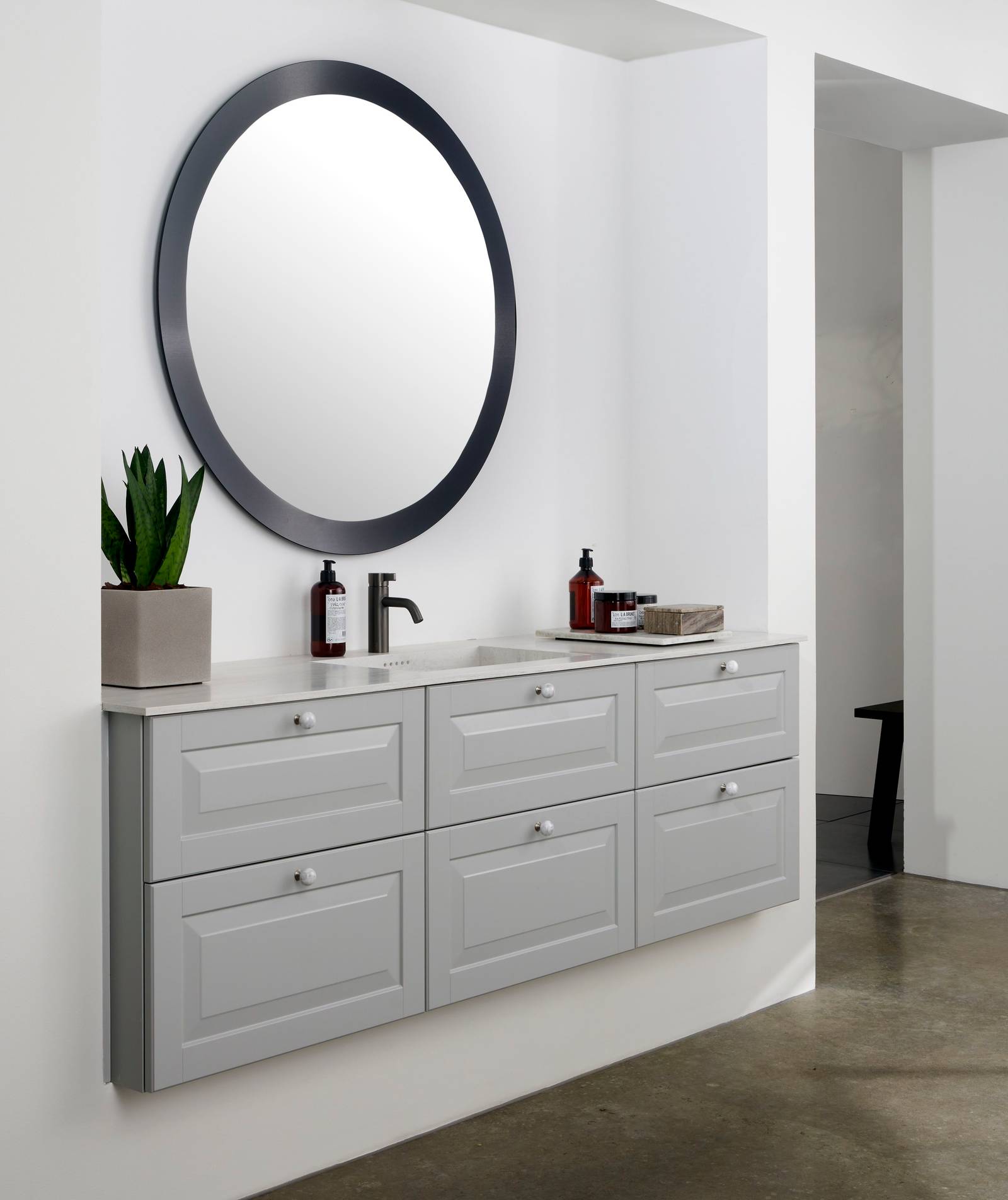 Romantisk badeværelse Nordic i lys grå farve Sky fra INVITA med klassiske detaljer som fyldniner og glaslåger med sprosser, marmor håndtag og sort armatur