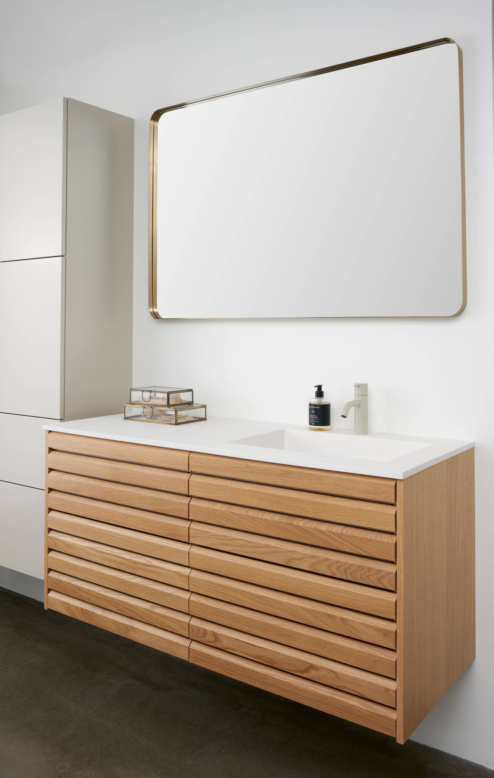 Snedkerbadeværelse Ikon Finér eg natur fra INVITA med håndplukkede, massive egetræslameller med hvid vask og lys grå armatur