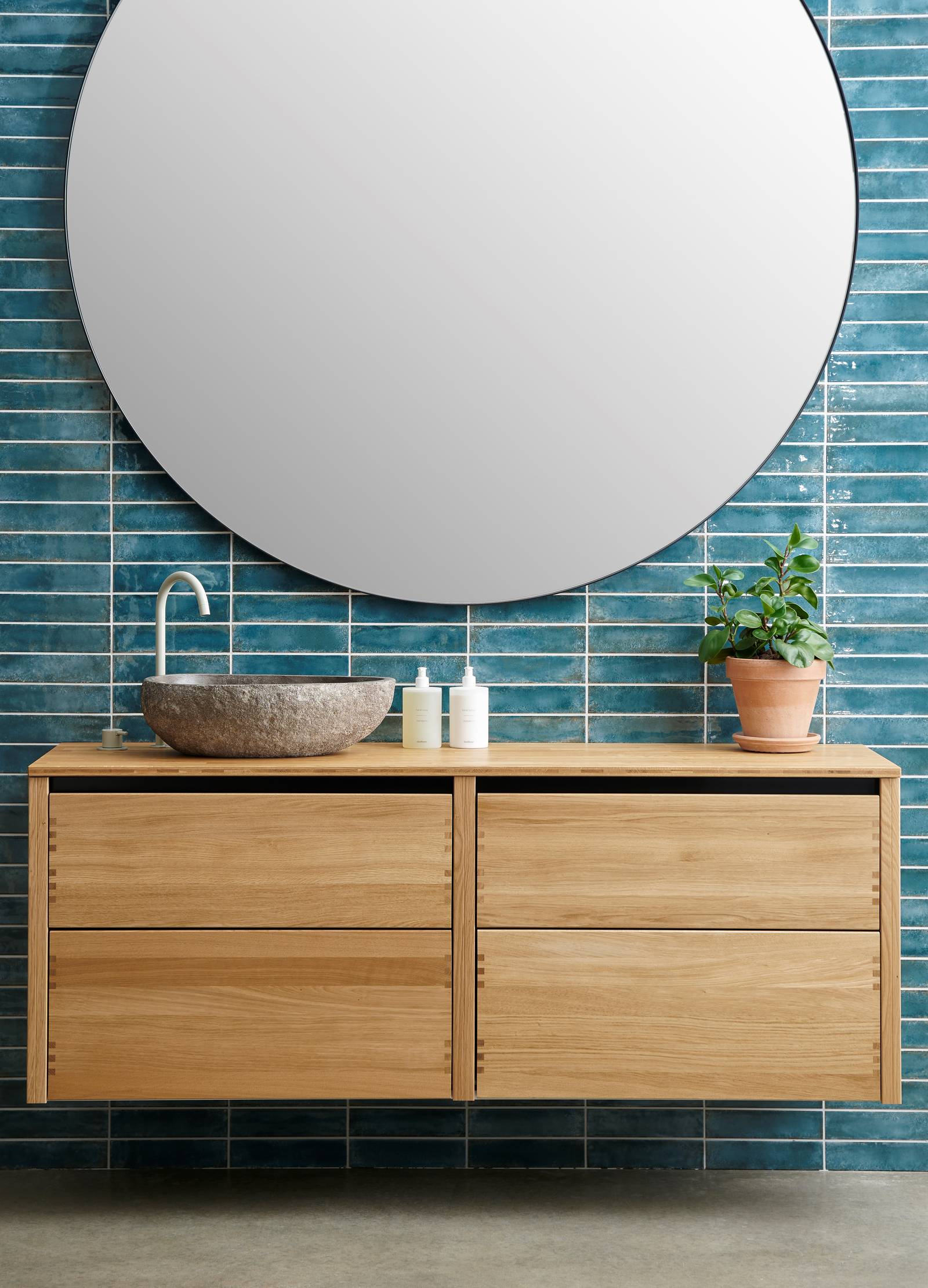 Massiv egetræ badeværelsesmøbel GLØD fra INVITA med fingertappede samlinger og grebsløse skuffer