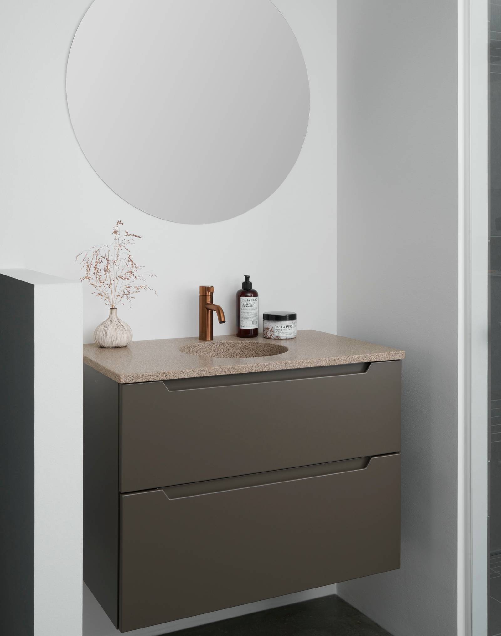 Modern badeværelsesmøbel Urban med indfræsede greb i brune farve Bark og armatur Cassøe kobber