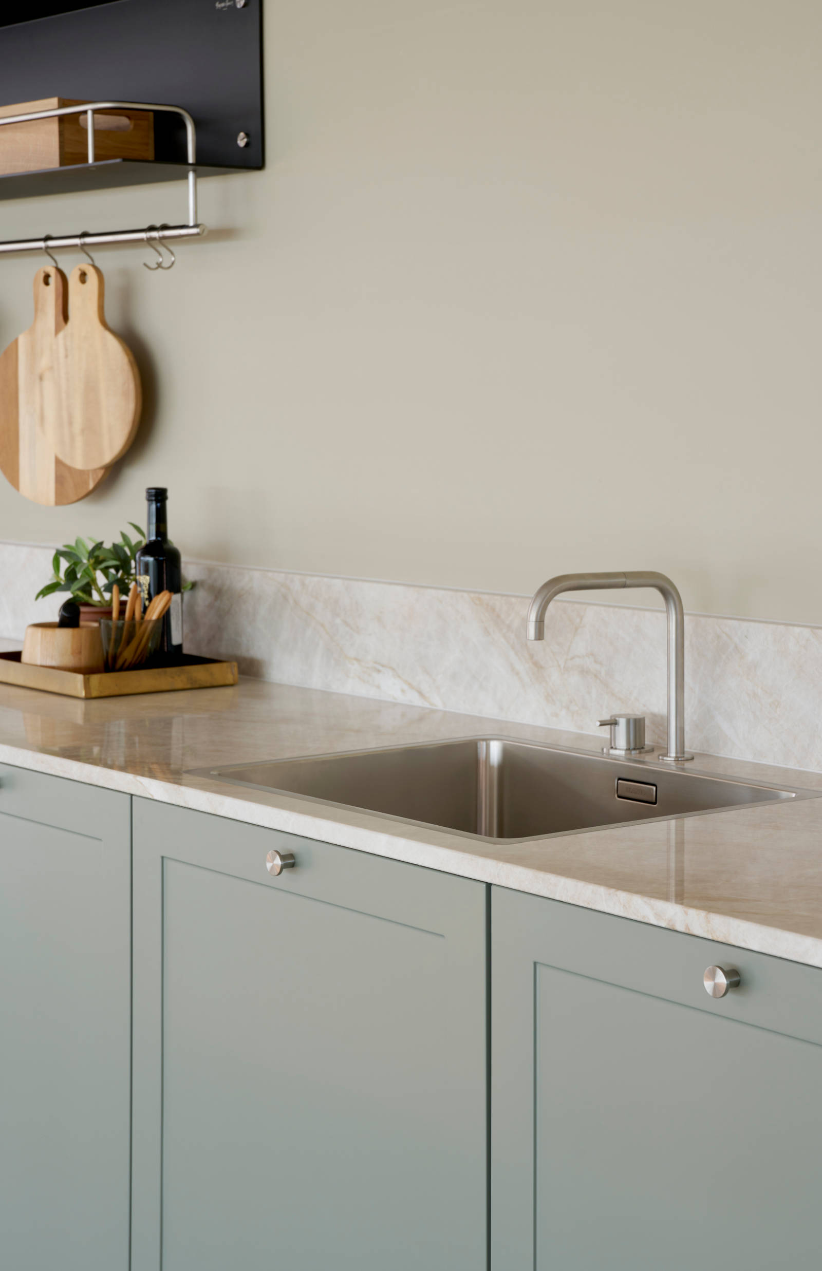 Grønn retrokøkken Square Salvie køkken fra INVITA med rustfri stål håndtag, armatur og vask med grå marmor bordplade