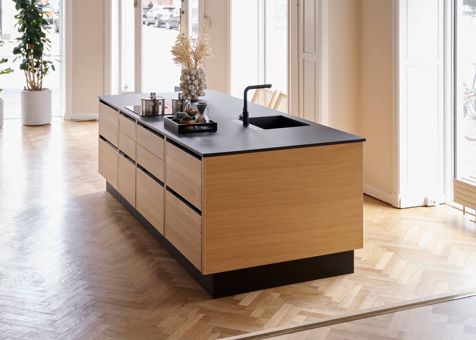 Køkkenøya Glød fra INVITA , skuffer i massivt egetræ med fingertappede samlinger og sort granit bordplade