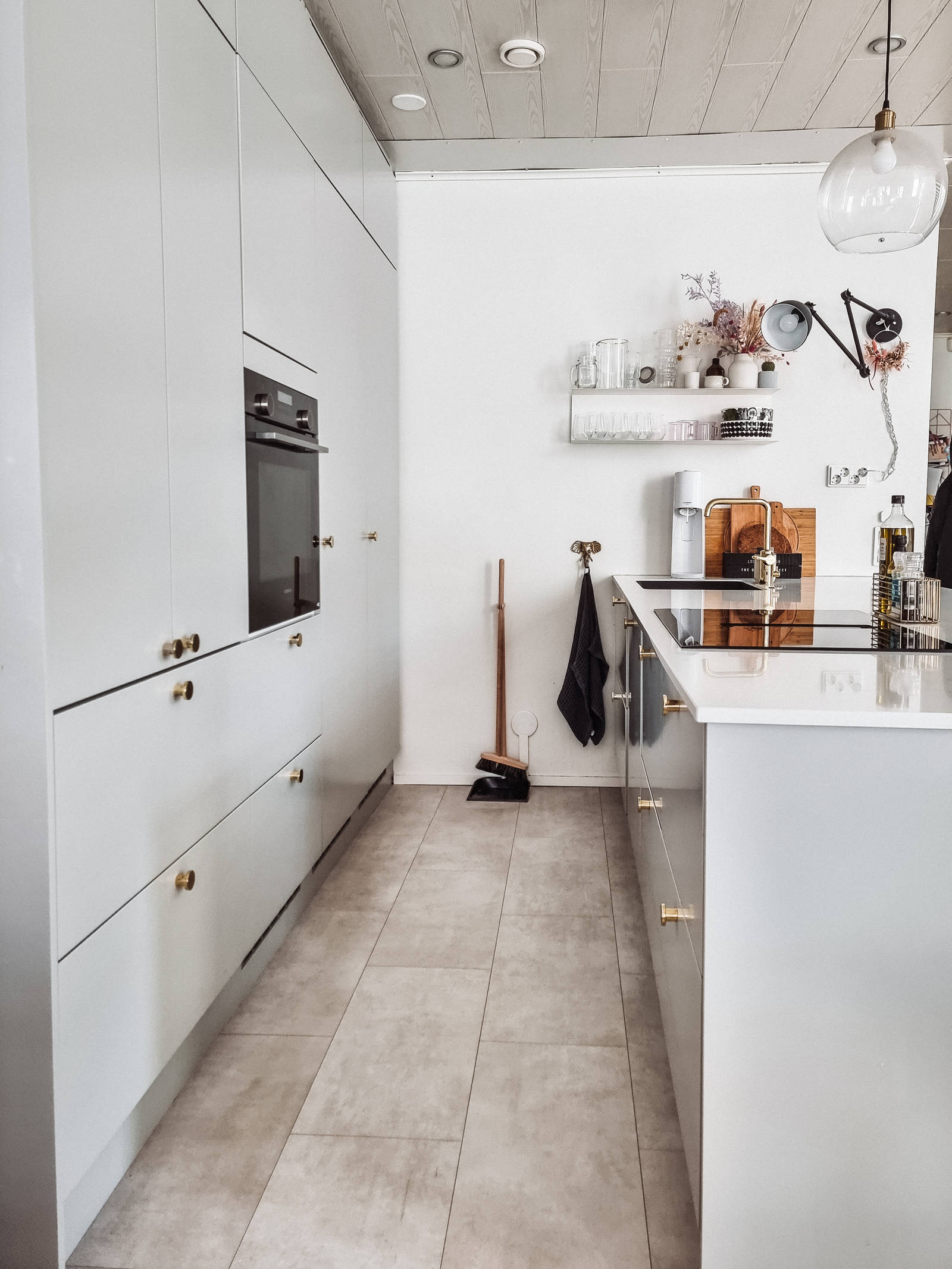 Noble Supreme White -kivitaso
ovi 965 maalattu harmaa Pilvi
vedin messinki PRKN
taso Nerostein 
allas Franke 
hana Damixa 
koneet siemens