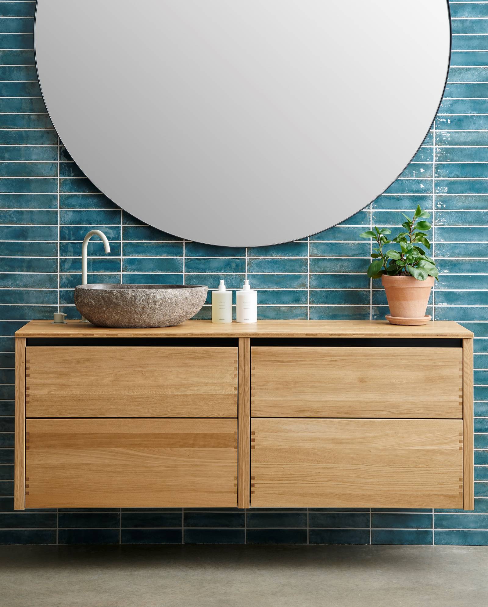 Massiv egetræ badeværelsesmøbel GLØD fra INVITA med fingertappede samlinger og grebsløse skuffer