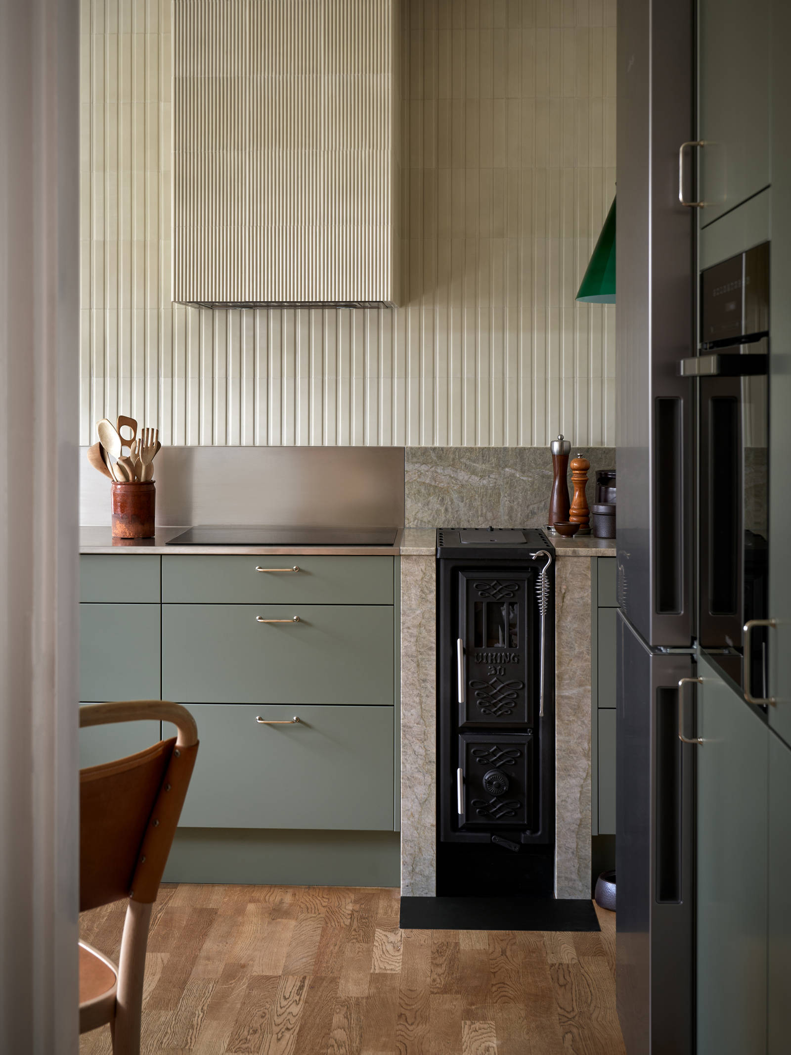 Vedspis i inredningsprofilen Svante Öquists kök från Marbodal, Arkitekt Plus i den gröna kulören Tall.