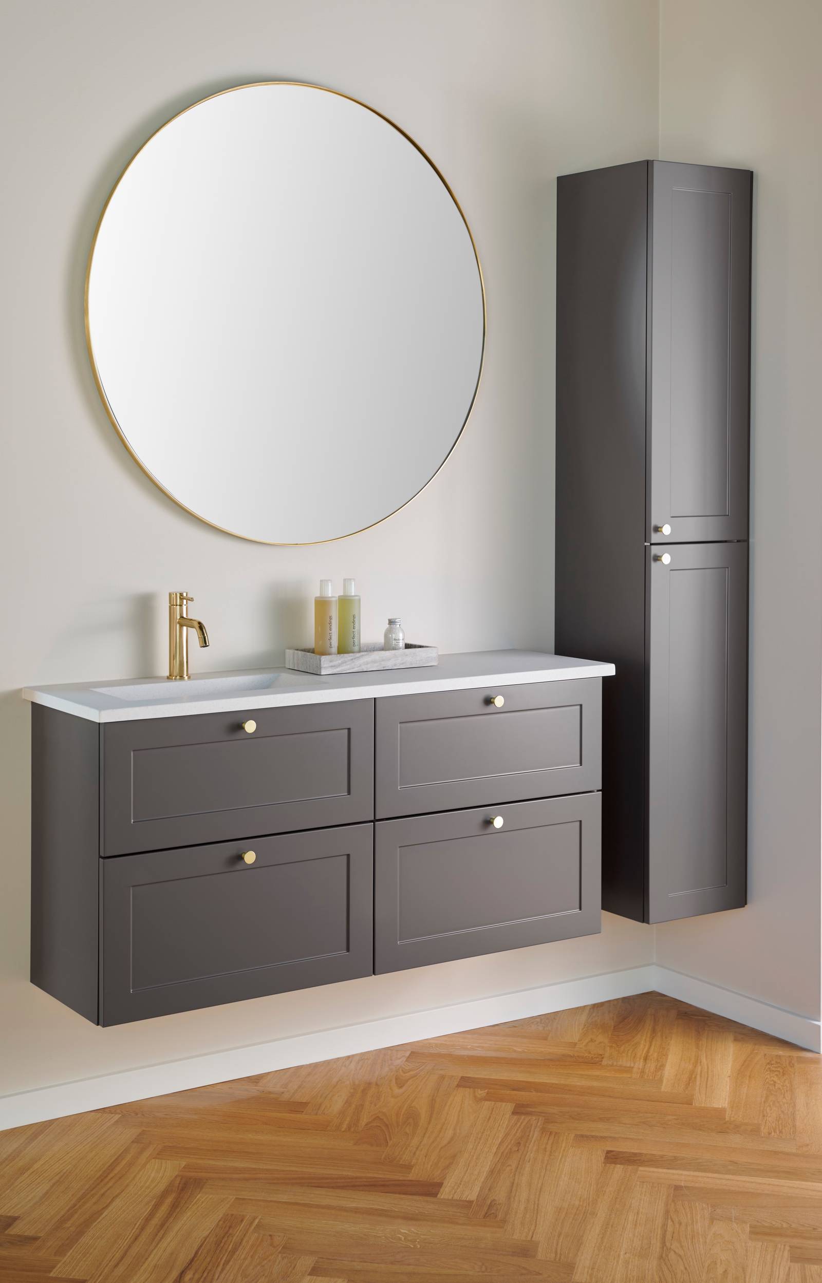 Retrobad Square i farve Søsten fra INVITA med messing greb og armatur