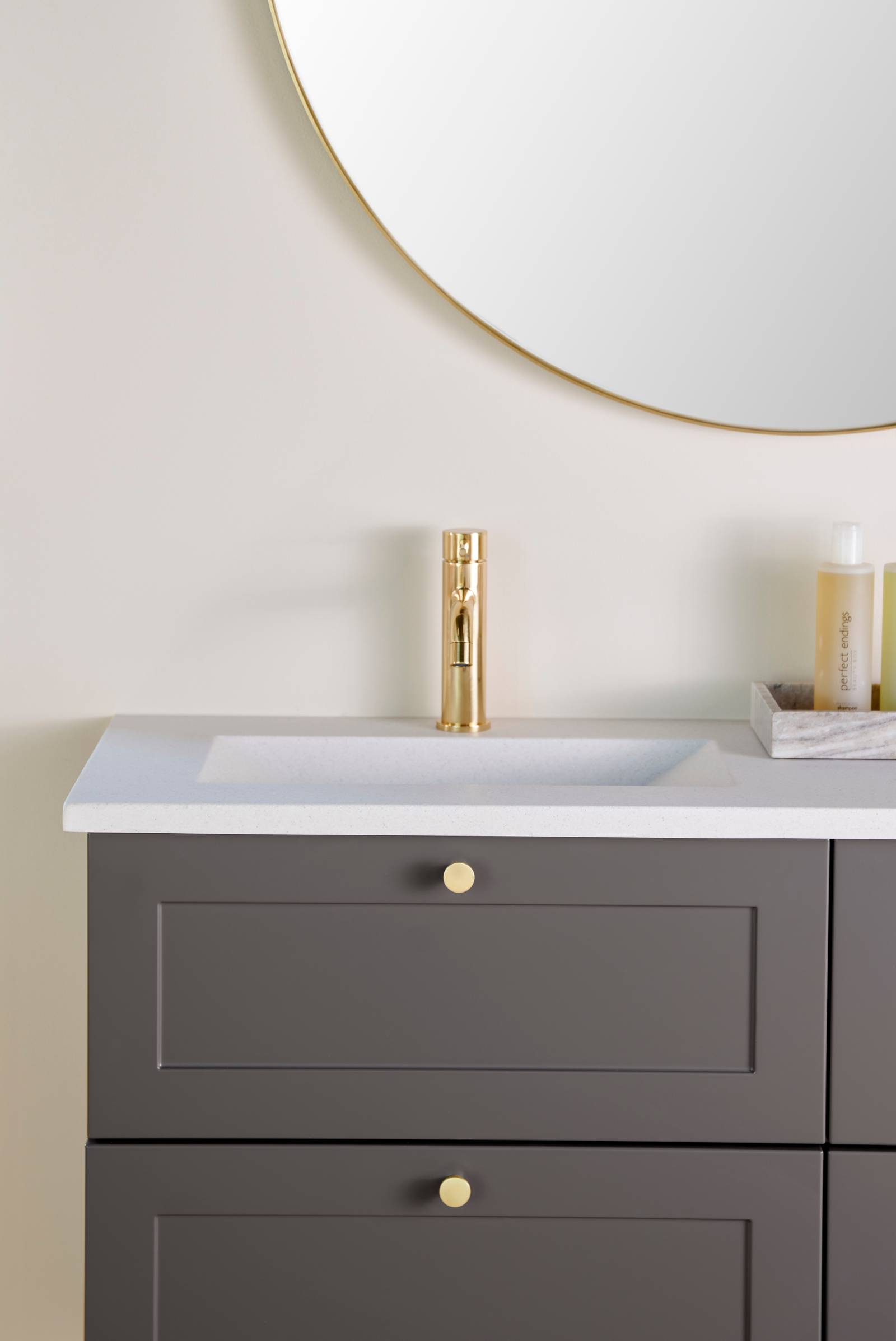 Retrobad Square i farve Søsten fra INVITA med messing greb og armatur